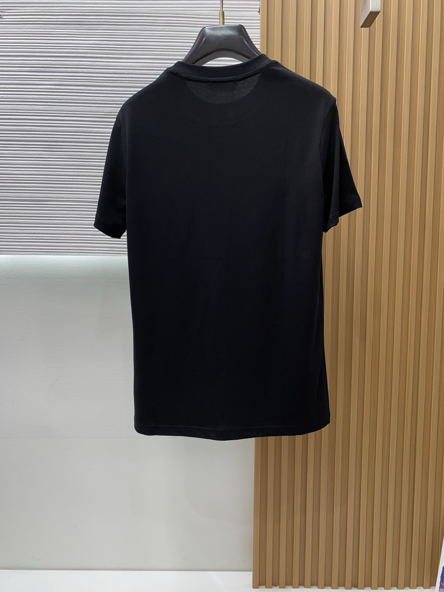 普拉达 2026 春夏新款首发专柜最新款短袖圆领T恤 高端订制 设计前卫时尚！品牌logo重工艺设计 高