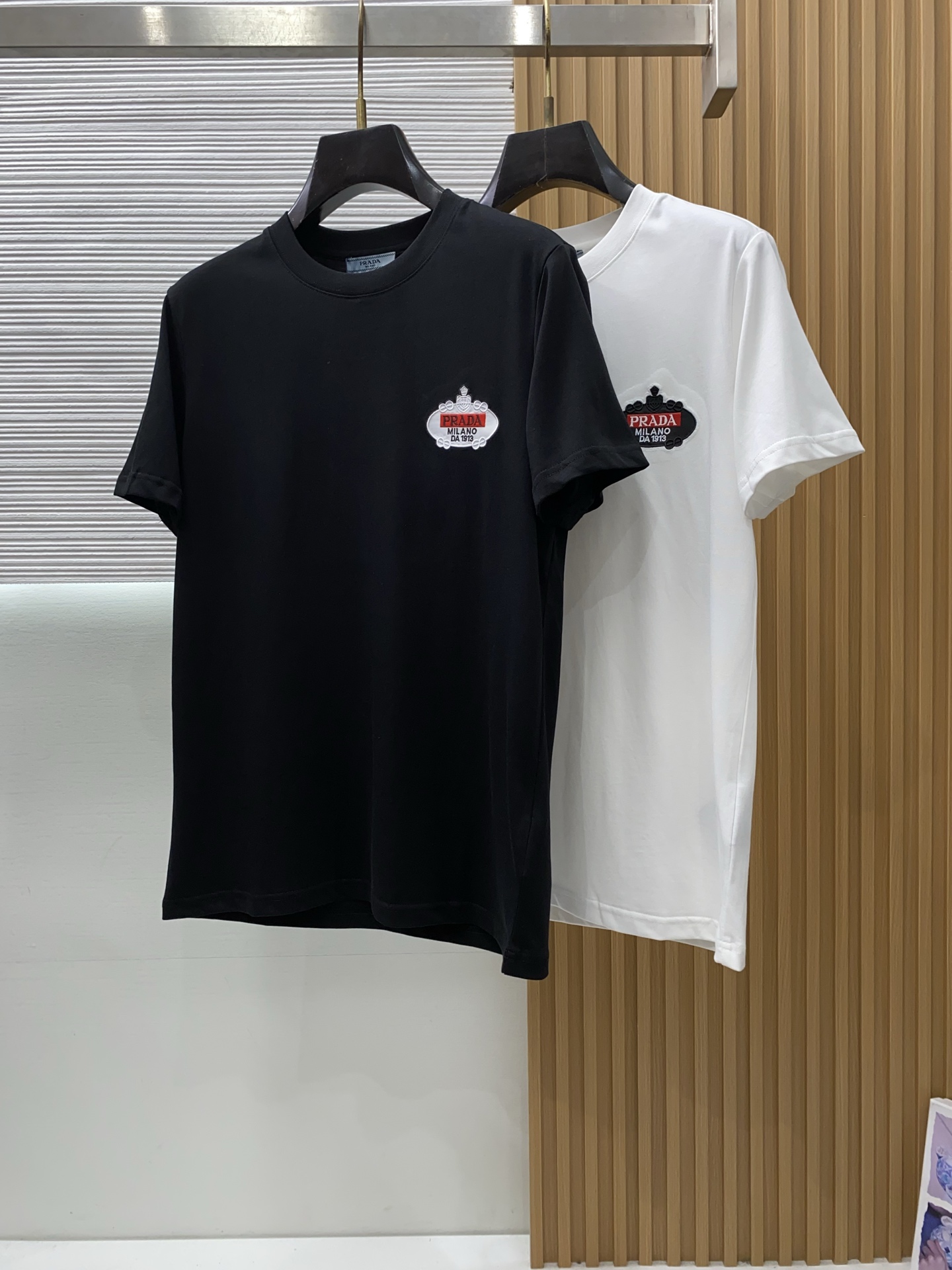 普拉达 2026 春夏新款首发专柜最新款短袖圆领T恤 高端订制 设计前卫时尚！品牌logo重工艺设计 高