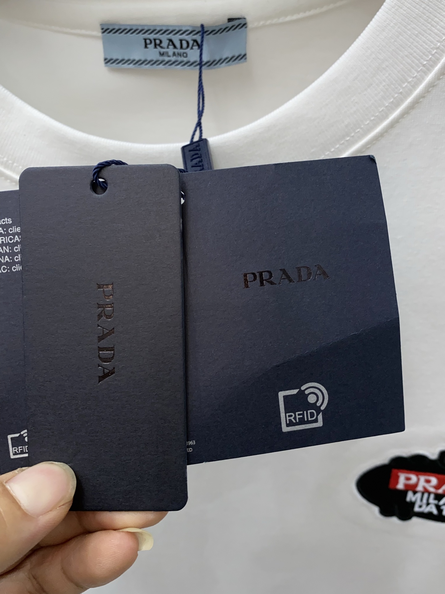 普拉达 2026 春夏新款首发专柜最新款短袖圆领T恤 高端订制 设计前卫时尚！品牌logo重工艺设计 高