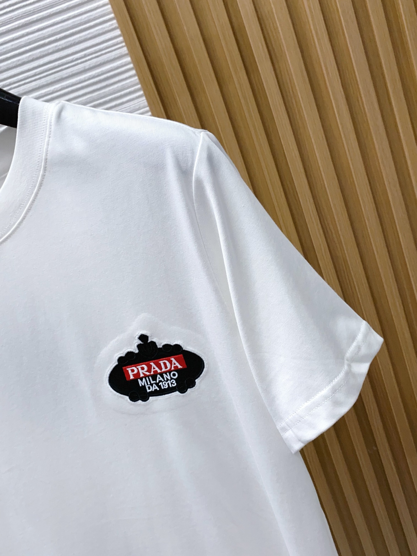 普拉达 2026 春夏新款首发专柜最新款短袖圆领T恤 高端订制 设计前卫时尚！品牌logo重工艺设计 高