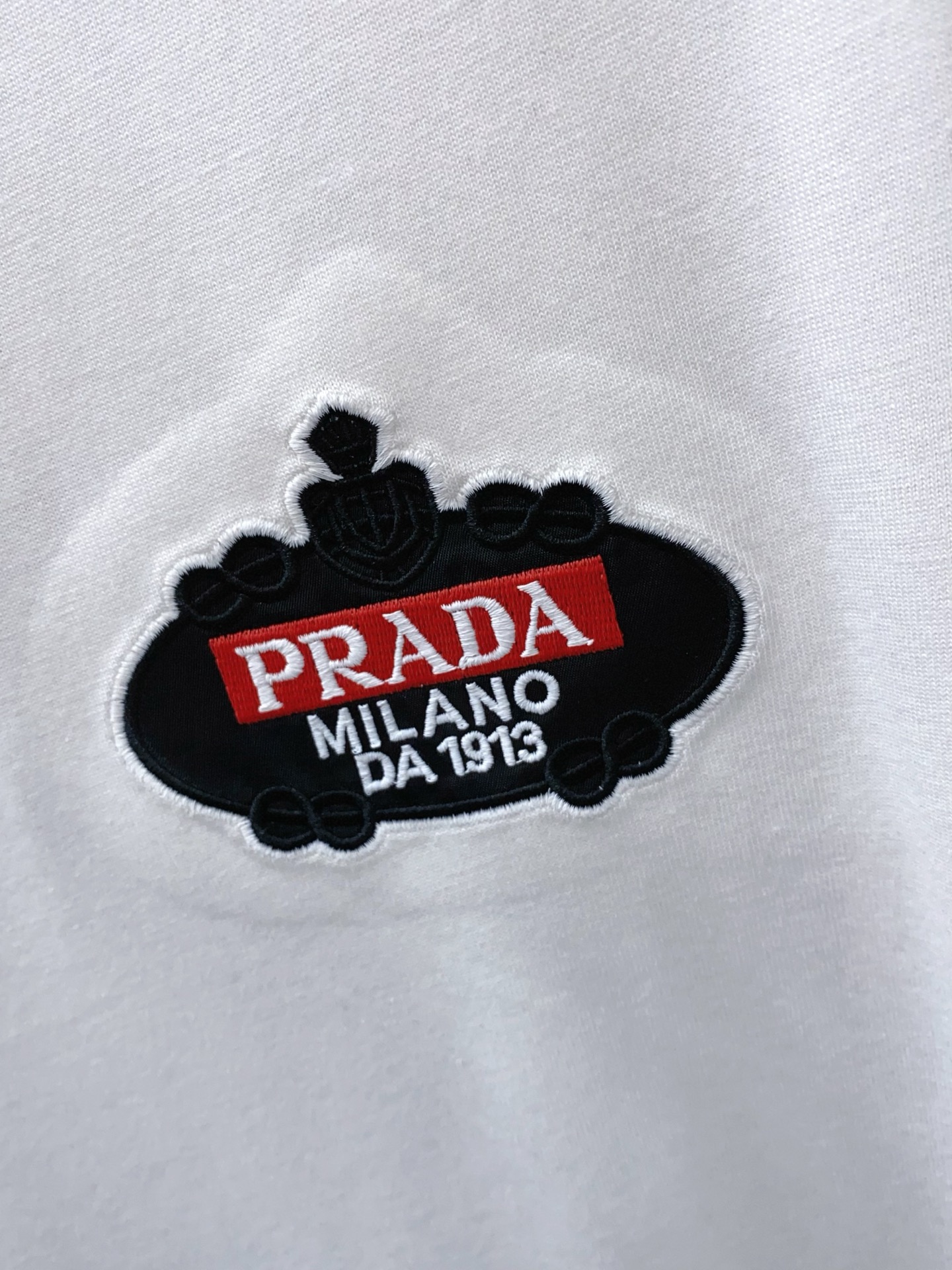 普拉达 2026 春夏新款首发专柜最新款短袖圆领T恤 高端订制 设计前卫时尚！品牌logo重工艺设计 高