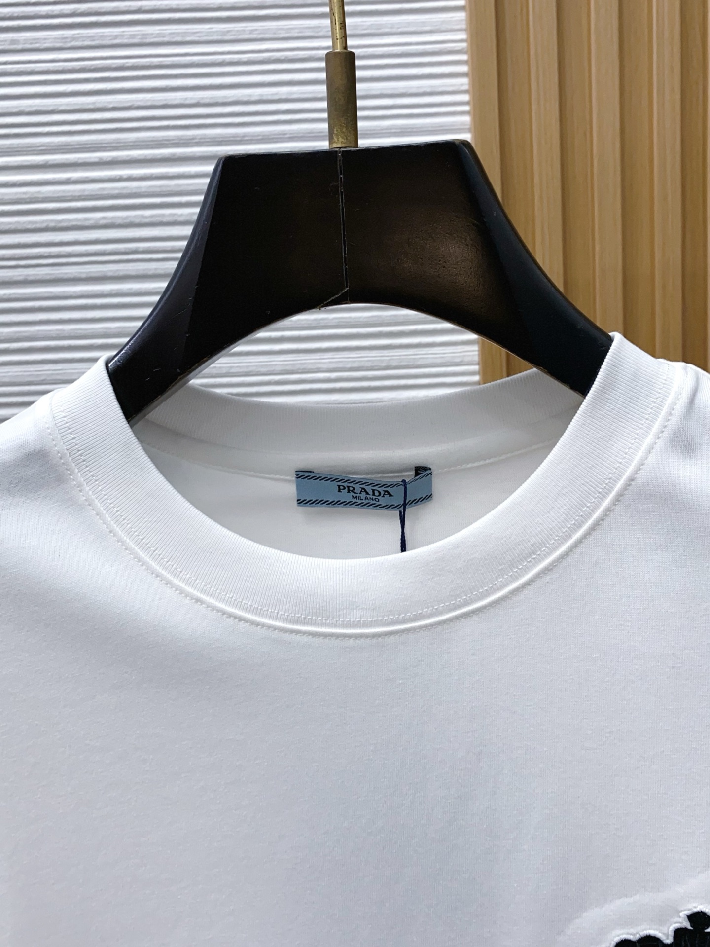 普拉达 2026 春夏新款首发专柜最新款短袖圆领T恤 高端订制 设计前卫时尚！品牌logo重工艺设计 高