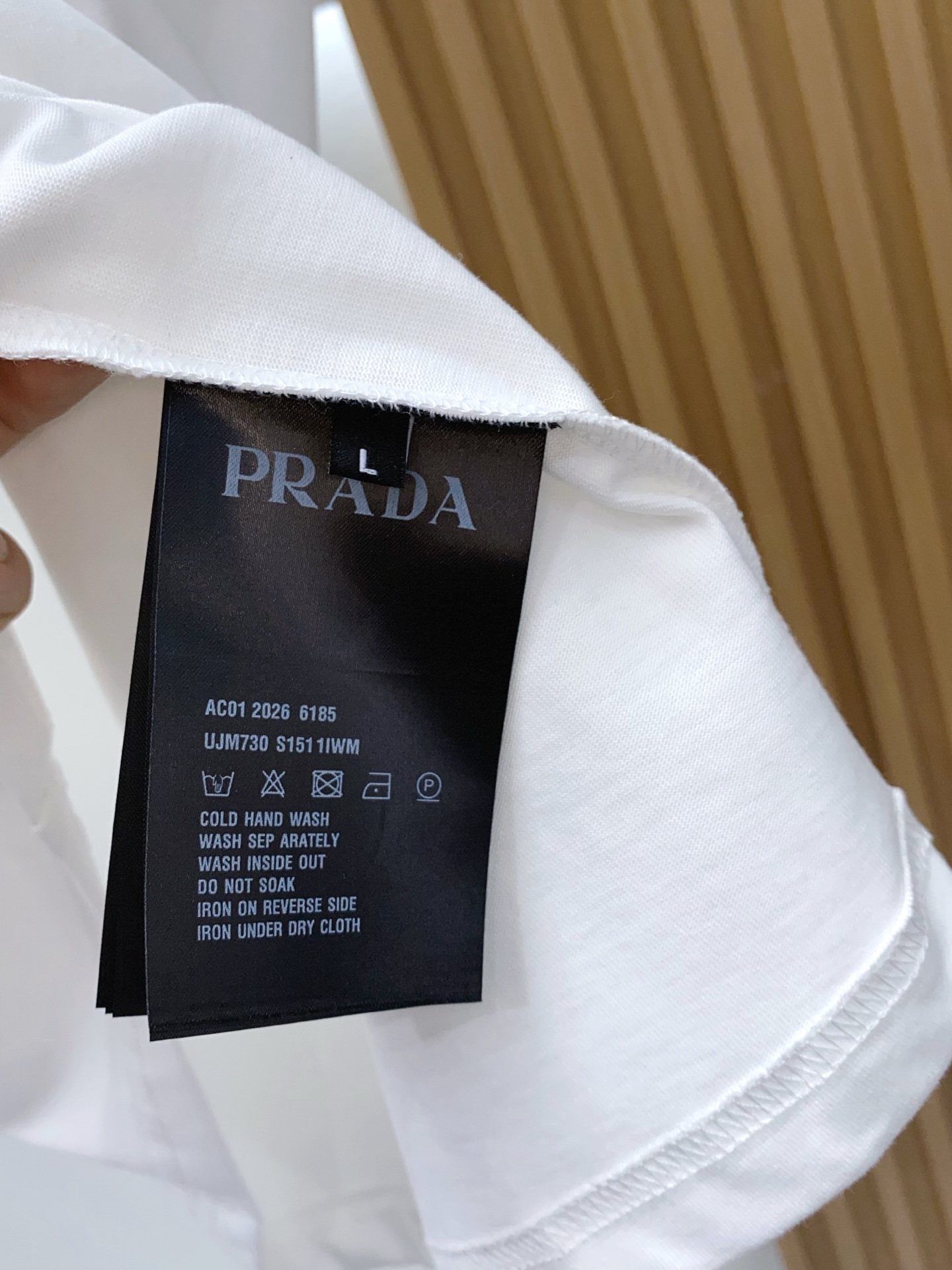 普拉达 2026 春夏新款首发专柜最新款短袖圆领T恤 高端订制 设计前卫时尚！品牌logo重工艺设计 高