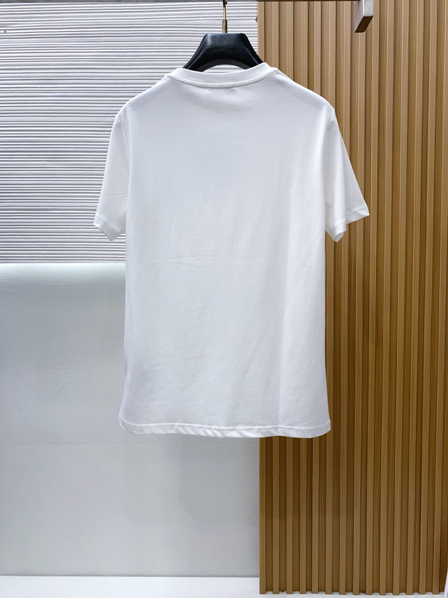 普拉达 2026 春夏新款首发专柜最新款短袖圆领T恤 高端订制 设计前卫时尚！品牌logo重工艺设计 高
