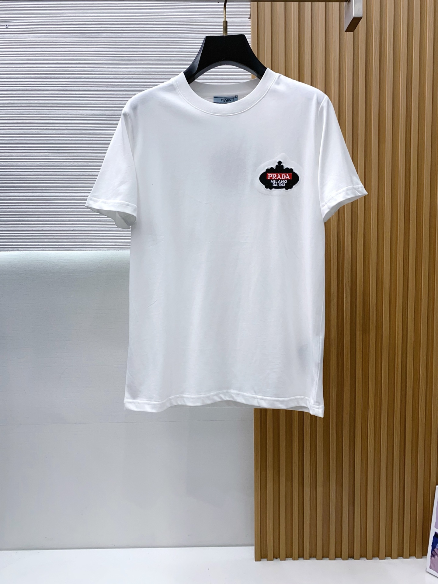 普拉达 2026 春夏新款首发专柜最新款短袖圆领T恤 高端订制 设计前卫时尚！品牌logo重工艺设计 高