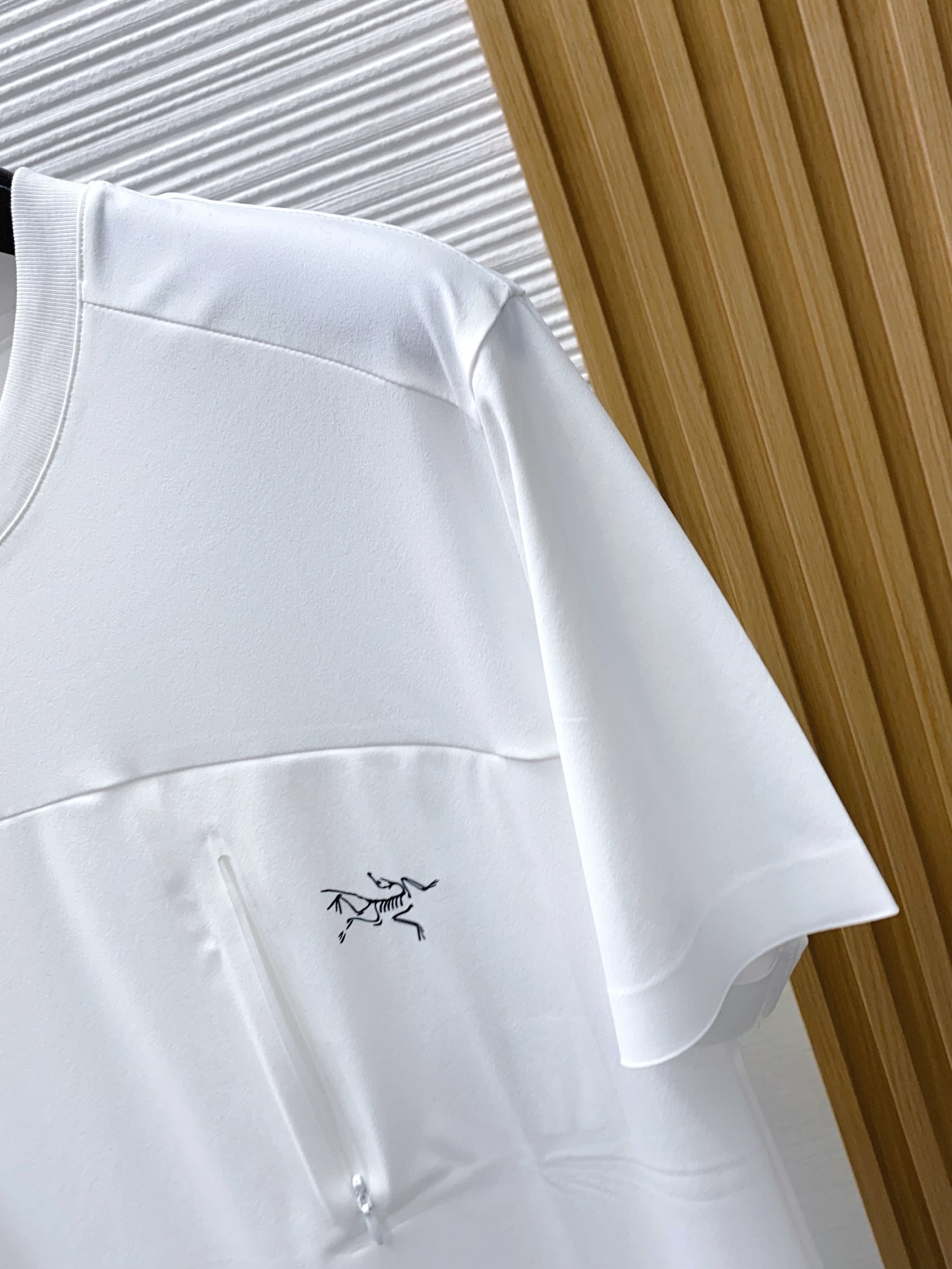 始祖鸟 ss新工艺logo圆领男士短袖T恤，定制运动透气速干面料新季新推系列将标识巧妙融入设计，塑就一系