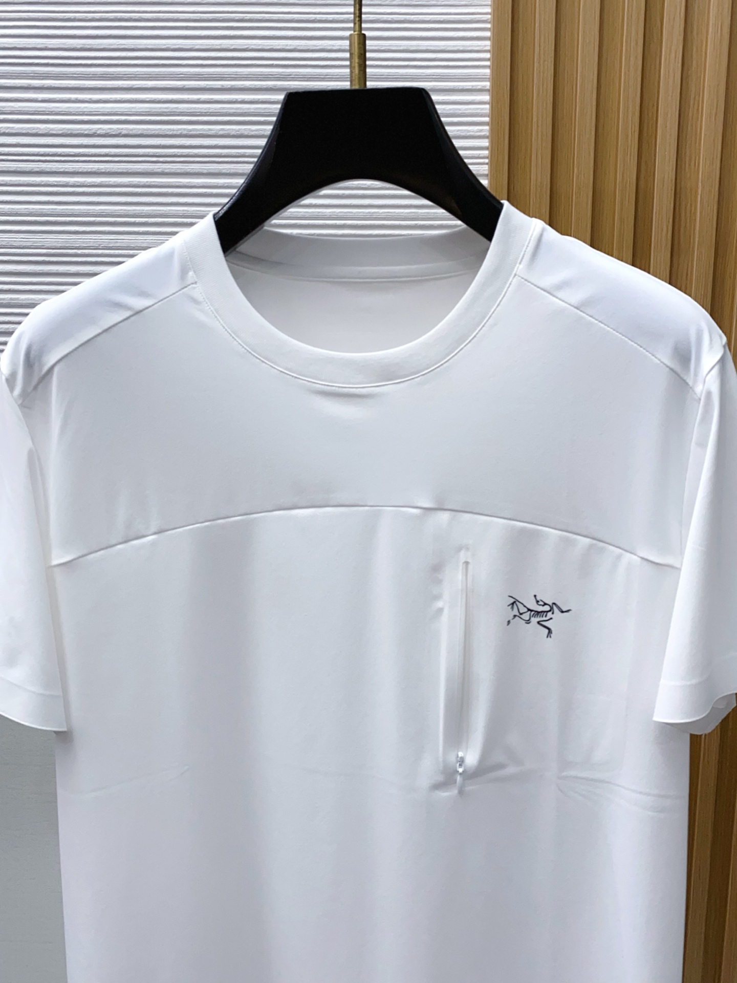 始祖鸟 ss新工艺logo圆领男士短袖T恤，定制运动透气速干面料新季新推系列将标识巧妙融入设计，塑就一系