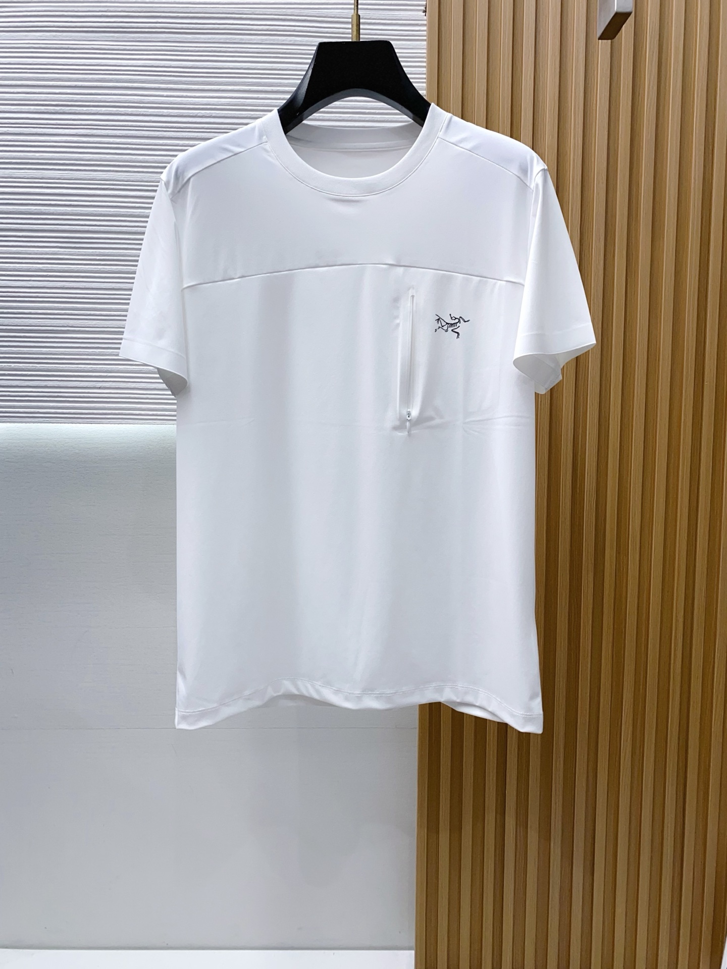 始祖鸟 ss新工艺logo圆领男士短袖T恤，定制运动透气速干面料新季新推系列将标识巧妙融入设计，塑就一系