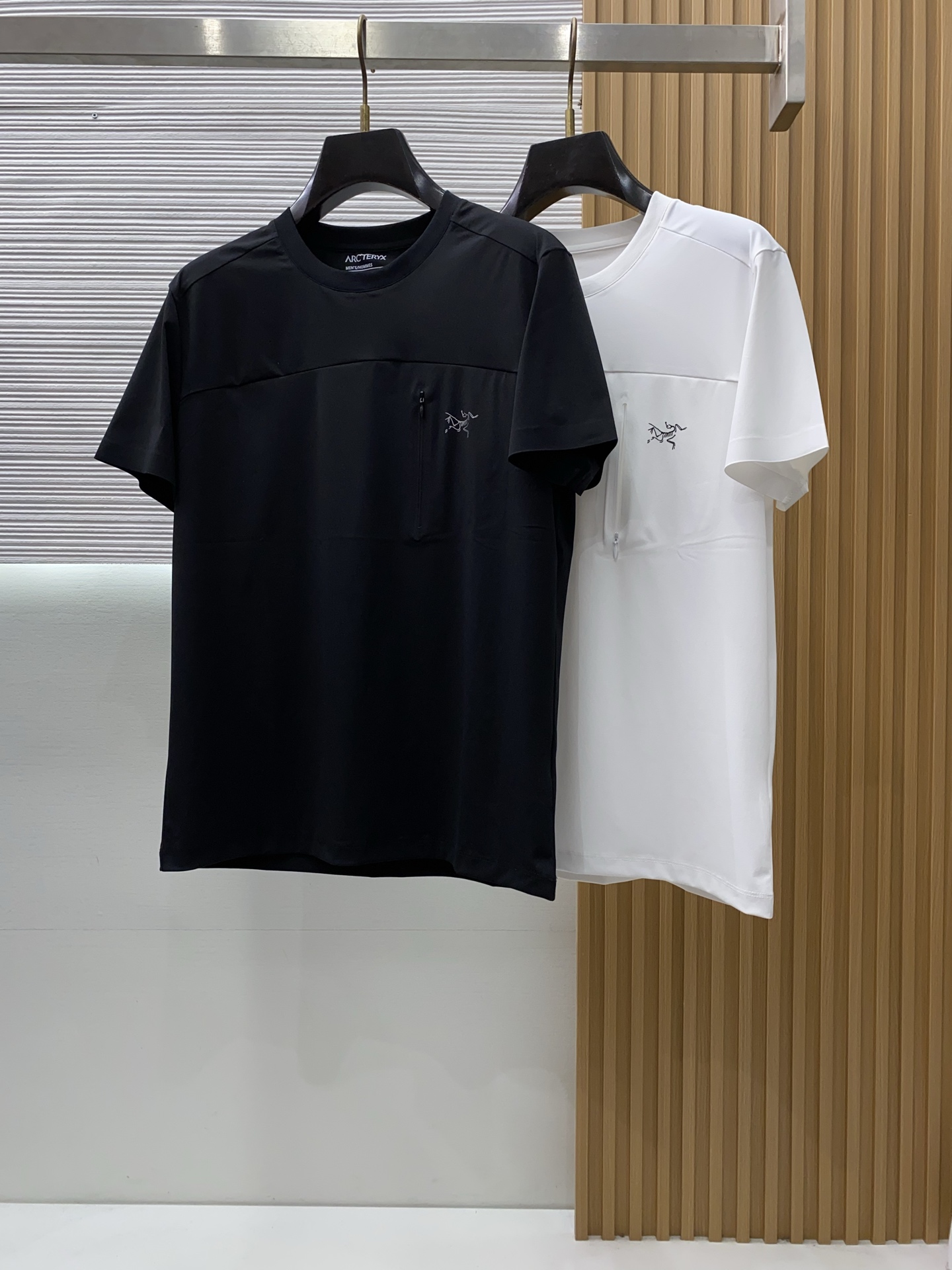 始祖鸟 ss新工艺logo圆领男士短袖T恤，定制运动透气速干面料新季新推系列将标识巧妙融入设计，塑就一系