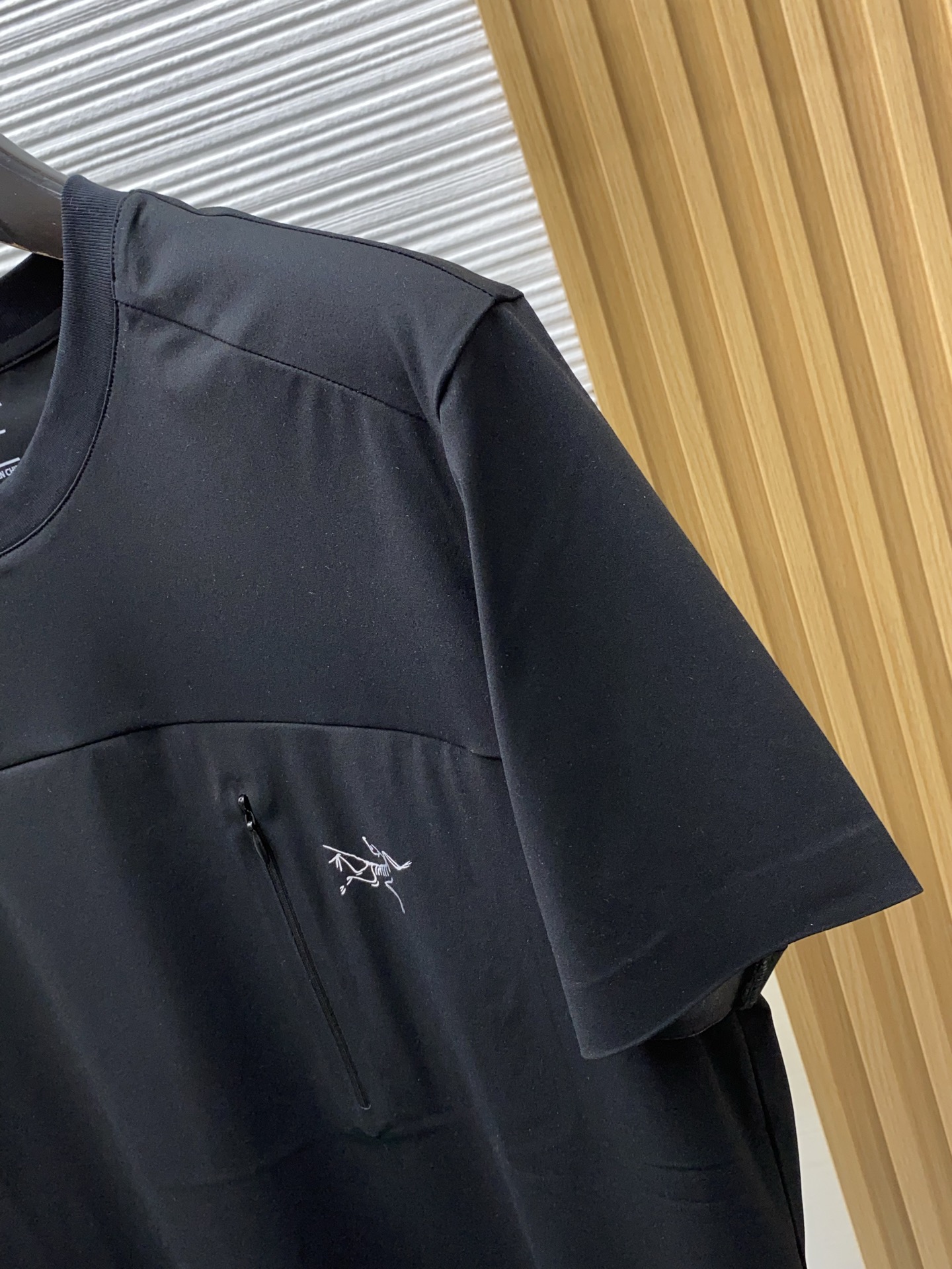 始祖鸟 ss新工艺logo圆领男士短袖T恤，定制运动透气速干面料新季新推系列将标识巧妙融入设计，塑就一系