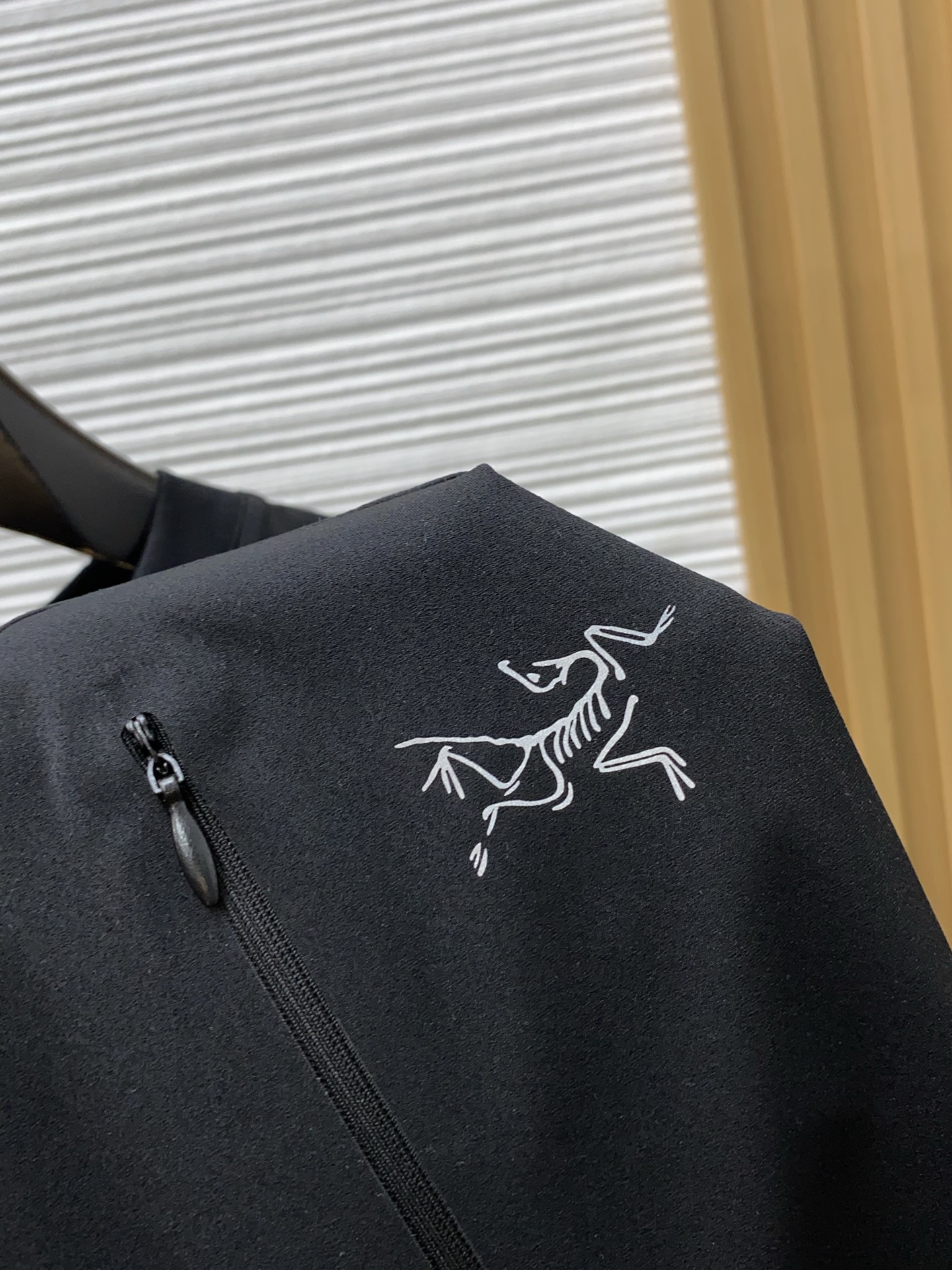 始祖鸟 ss新工艺logo圆领男士短袖T恤，定制运动透气速干面料新季新推系列将标识巧妙融入设计，塑就一系