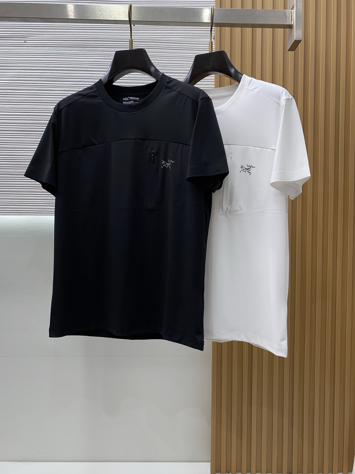 始祖鸟 ss新工艺logo圆领男士短袖T恤，定制运动透气速干面料新季新推系列将标识巧妙融入设计，塑就一系