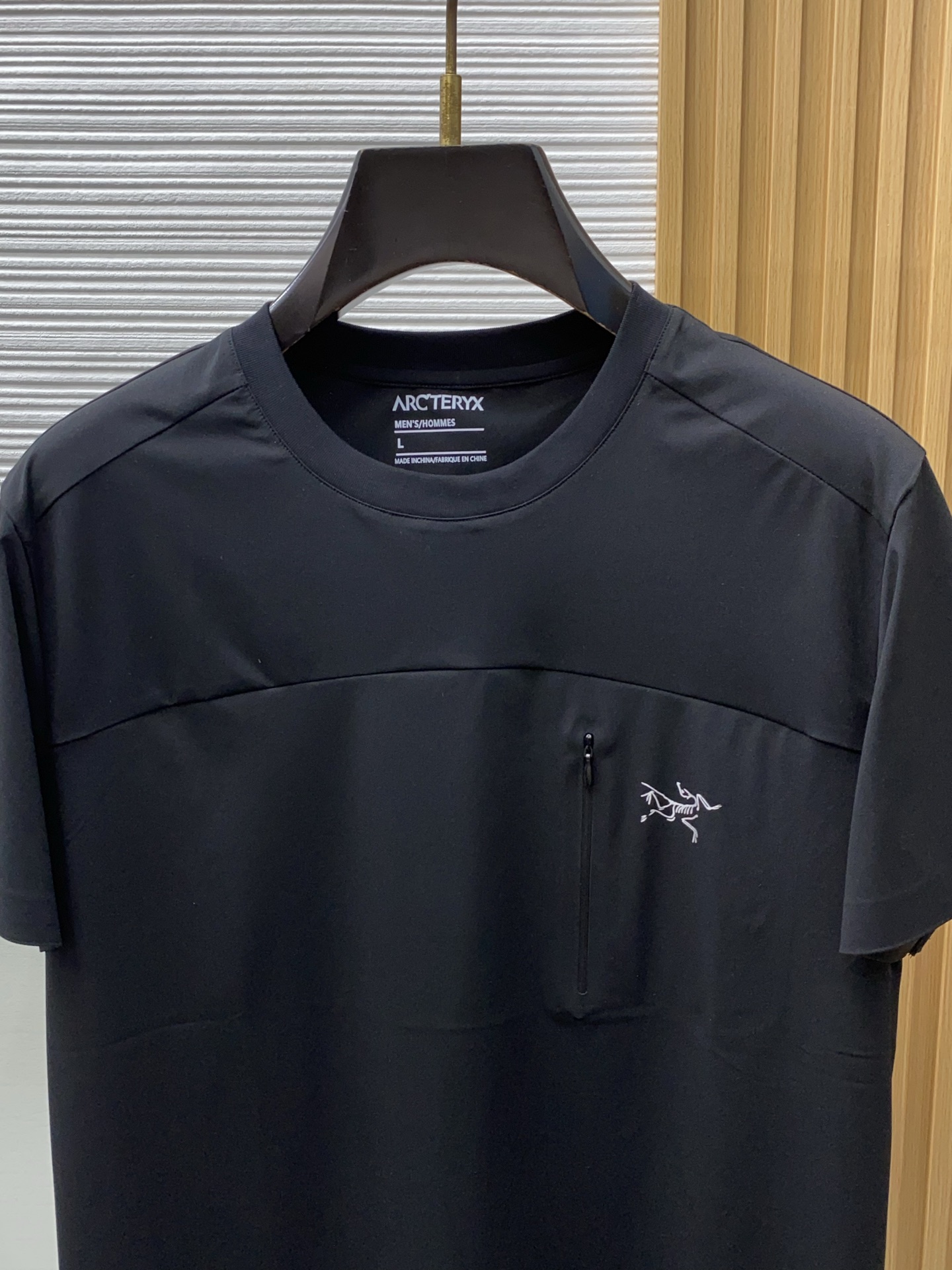 始祖鸟 ss新工艺logo圆领男士短袖T恤，定制运动透气速干面料新季新推系列将标识巧妙融入设计，塑就一系