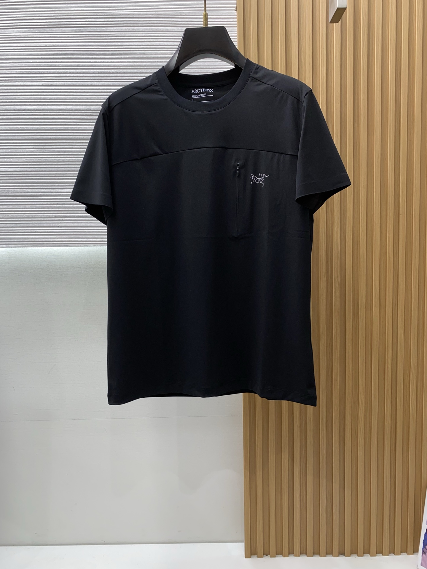 始祖鸟 ss新工艺logo圆领男士短袖T恤，定制运动透气速干面料新季新推系列将标识巧妙融入设计，塑就一系