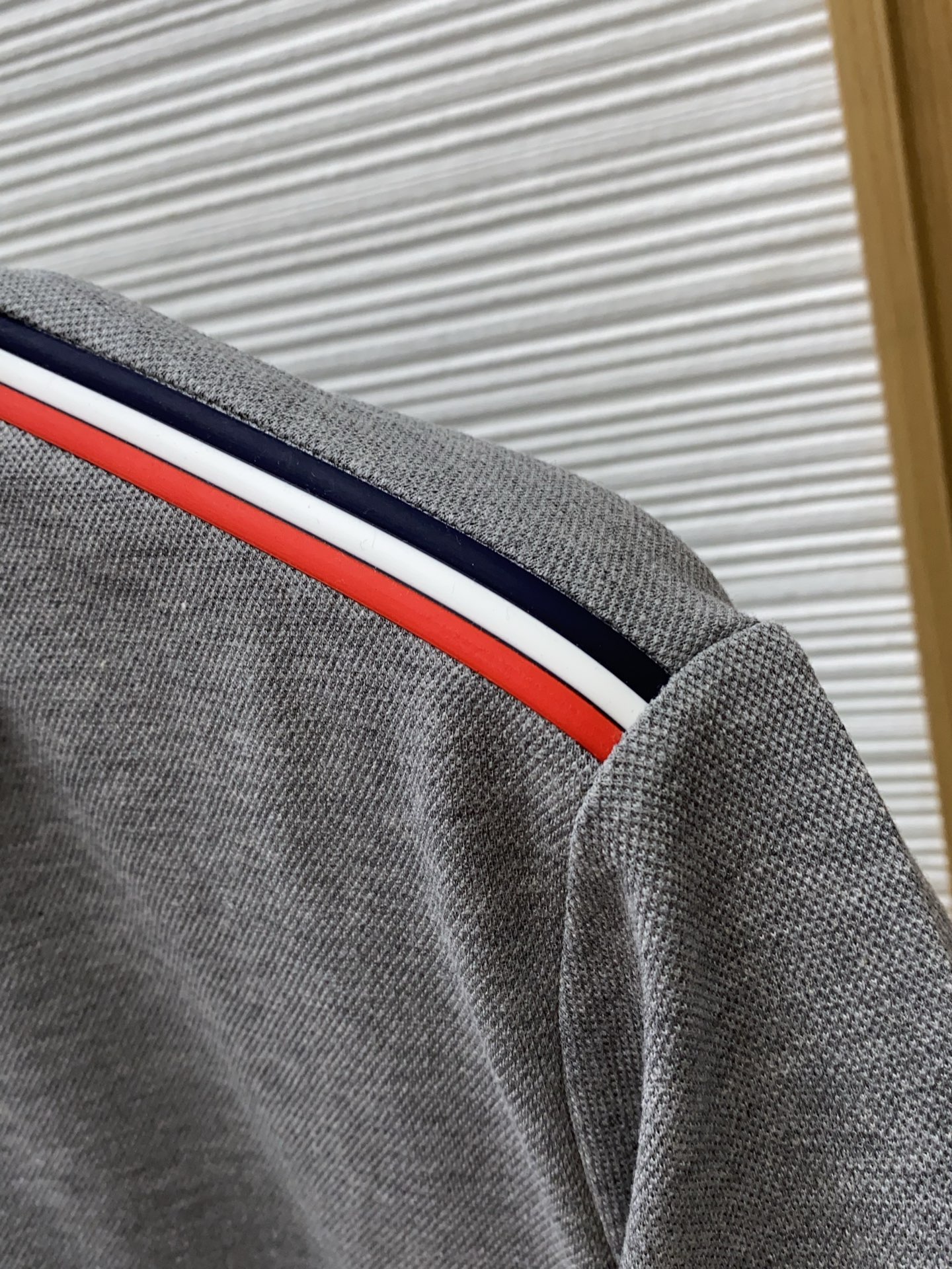 蒙口 2026春夏新品细纹珠地商务Polo，极简的衣身造型！顶级针织棉质混纺质地 整体的触感极为舒适，弹