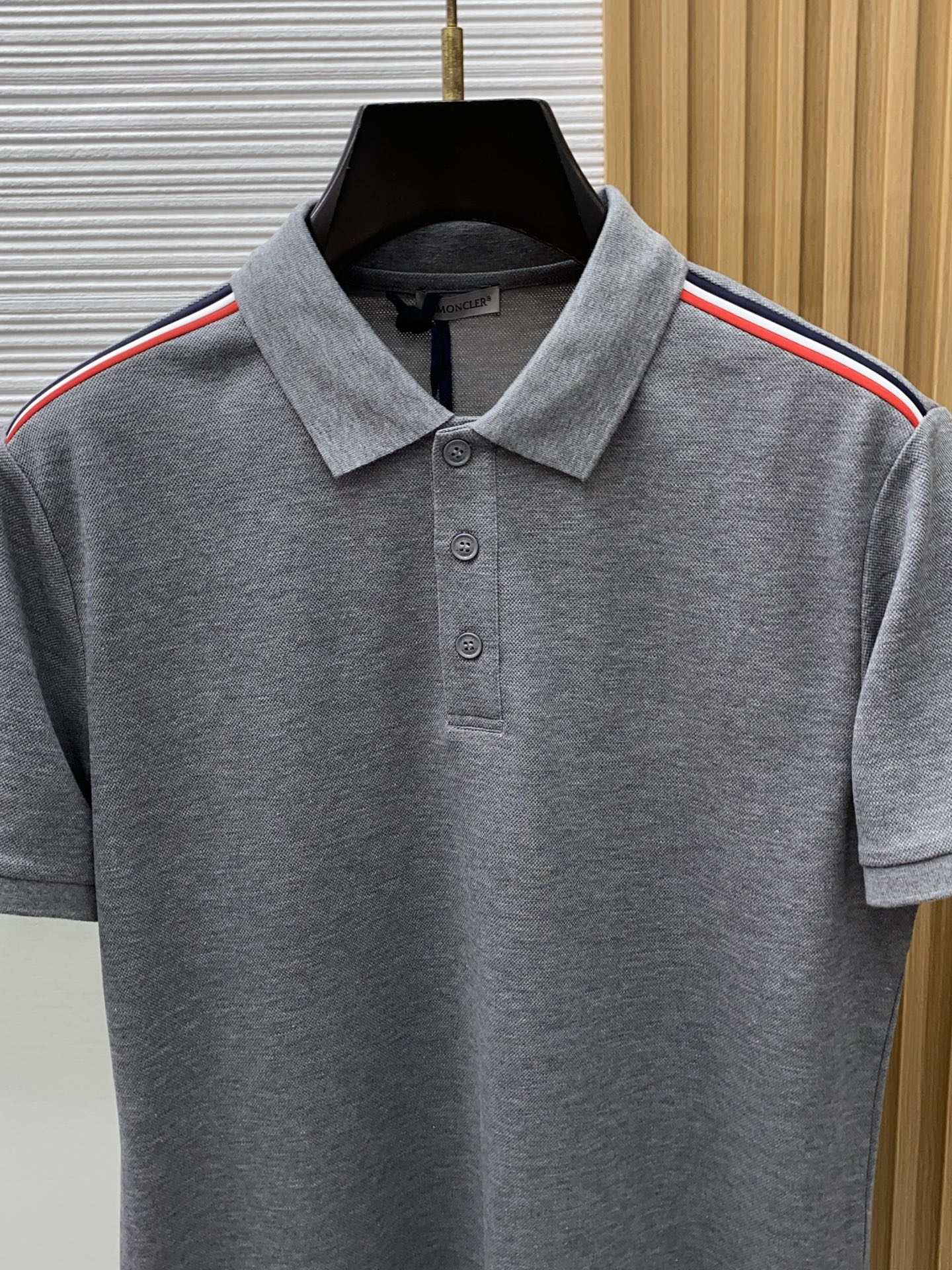 蒙口 2026春夏新品细纹珠地商务Polo，极简的衣身造型！顶级针织棉质混纺质地 整体的触感极为舒适，弹