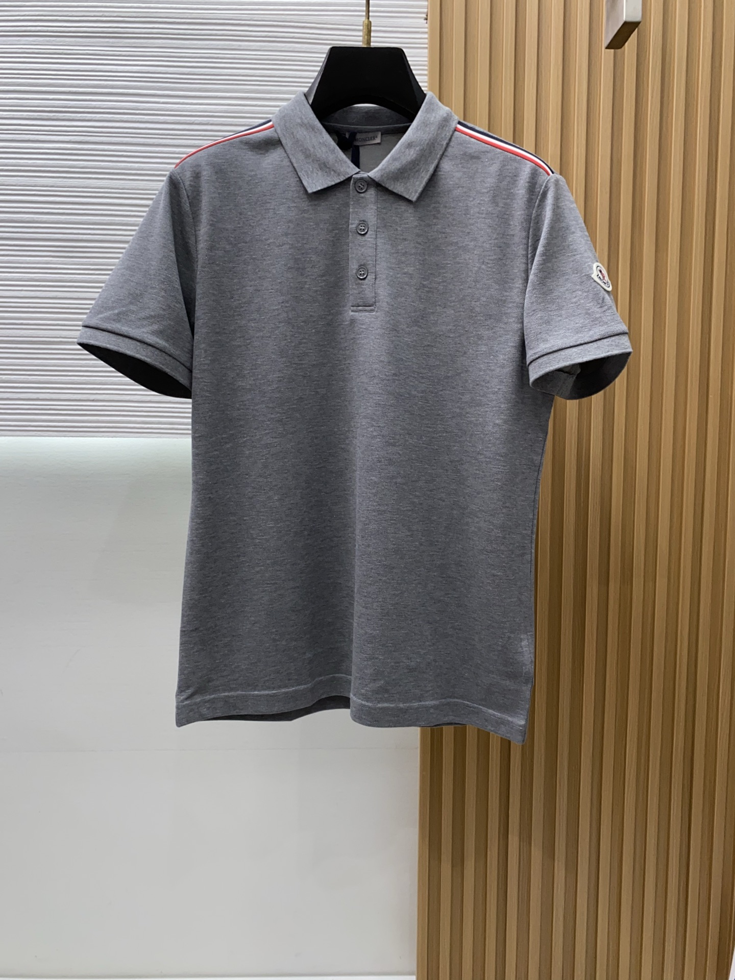 蒙口 2026春夏新品细纹珠地商务Polo，极简的衣身造型！顶级针织棉质混纺质地 整体的触感极为舒适，弹