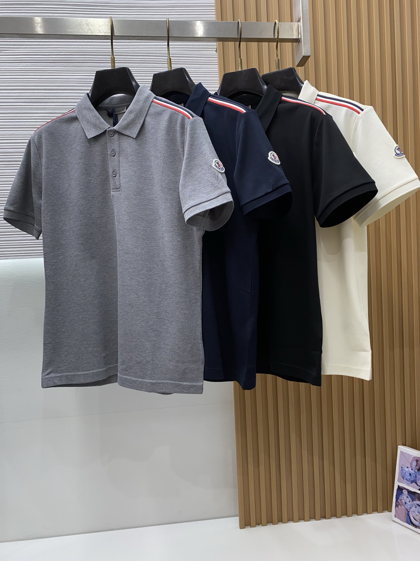 蒙口 2026春夏新品细纹珠地商务Polo，极简的衣身造型！顶级针织棉质混纺质地 整体的触感极为舒适，弹