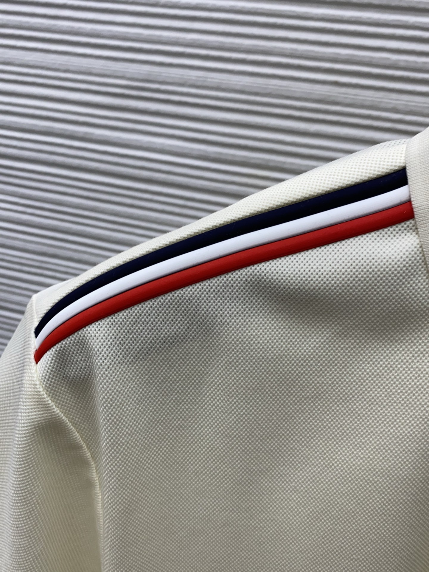 蒙口 2026春夏新品细纹珠地商务Polo，极简的衣身造型！顶级针织棉质混纺质地 整体的触感极为舒适，弹