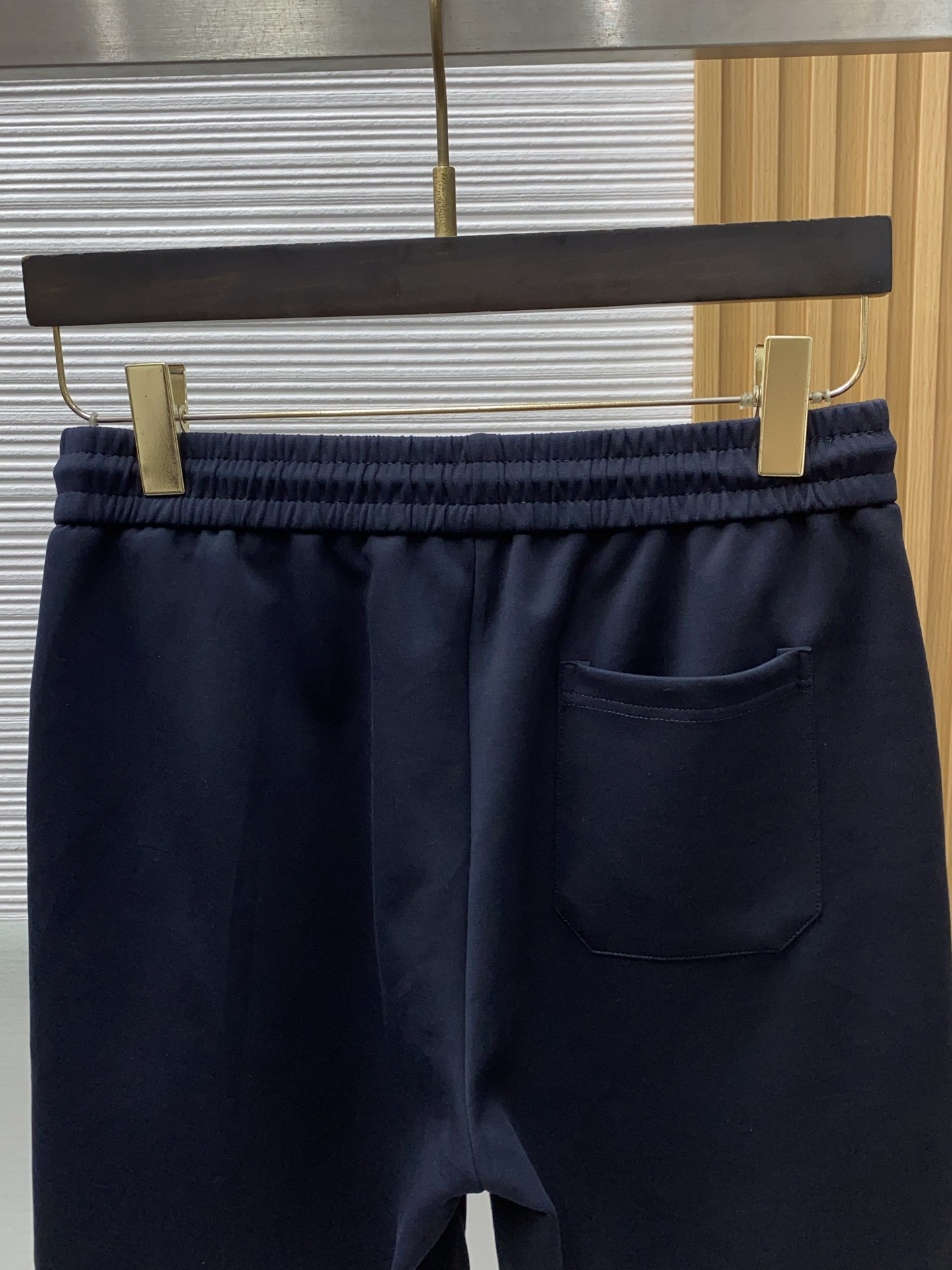 迪奥 春夏新款休闲短裤 品牌经典系列天丝纯棉面料 舒适度极好，手触感强烈。原版品牌logo 辨识度极高 