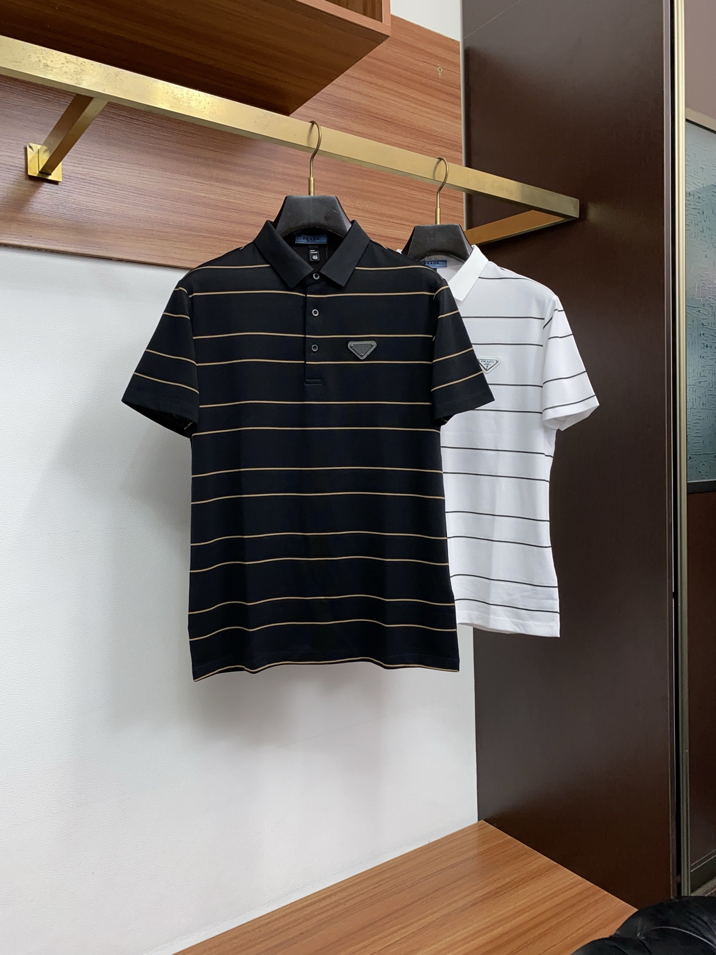 普拉达 26春夏 条纹Polo，解锁夏日绅士格调✨细腻亲肤面料，撞色渐变设计层次拉满，胸口精致刺绣点缀细