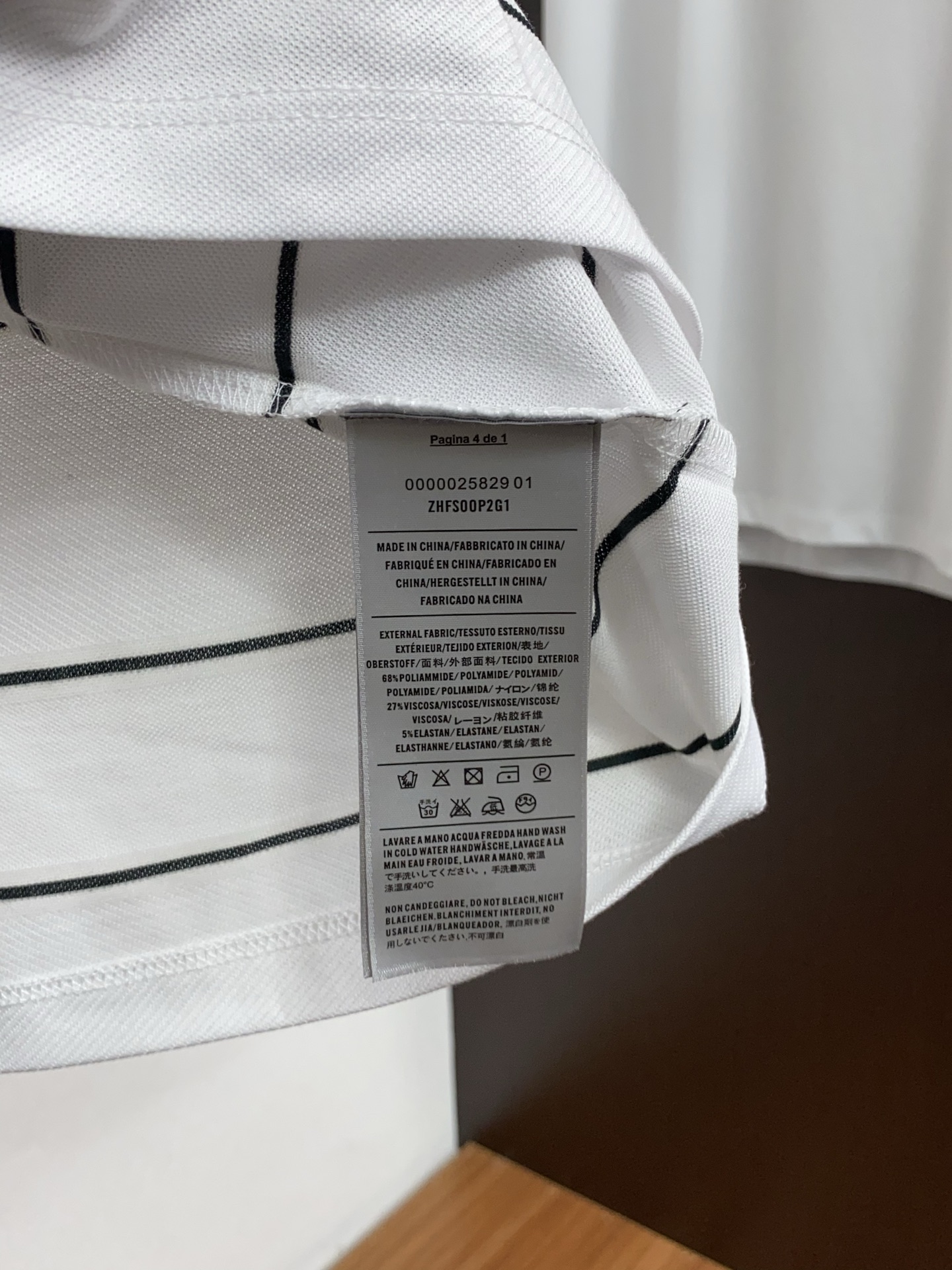 普拉达 26春夏 条纹Polo，解锁夏日绅士格调✨细腻亲肤面料，撞色渐变设计层次拉满，胸口精致刺绣点缀细