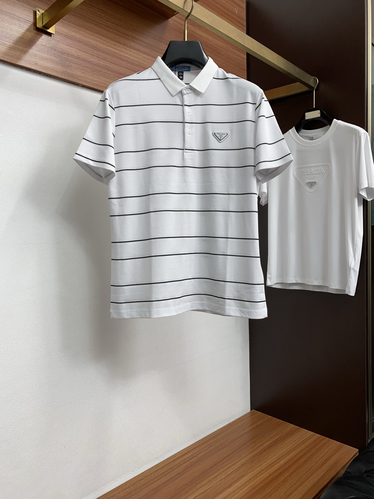 普拉达 26春夏 条纹Polo，解锁夏日绅士格调✨细腻亲肤面料，撞色渐变设计层次拉满，胸口精致刺绣点缀细