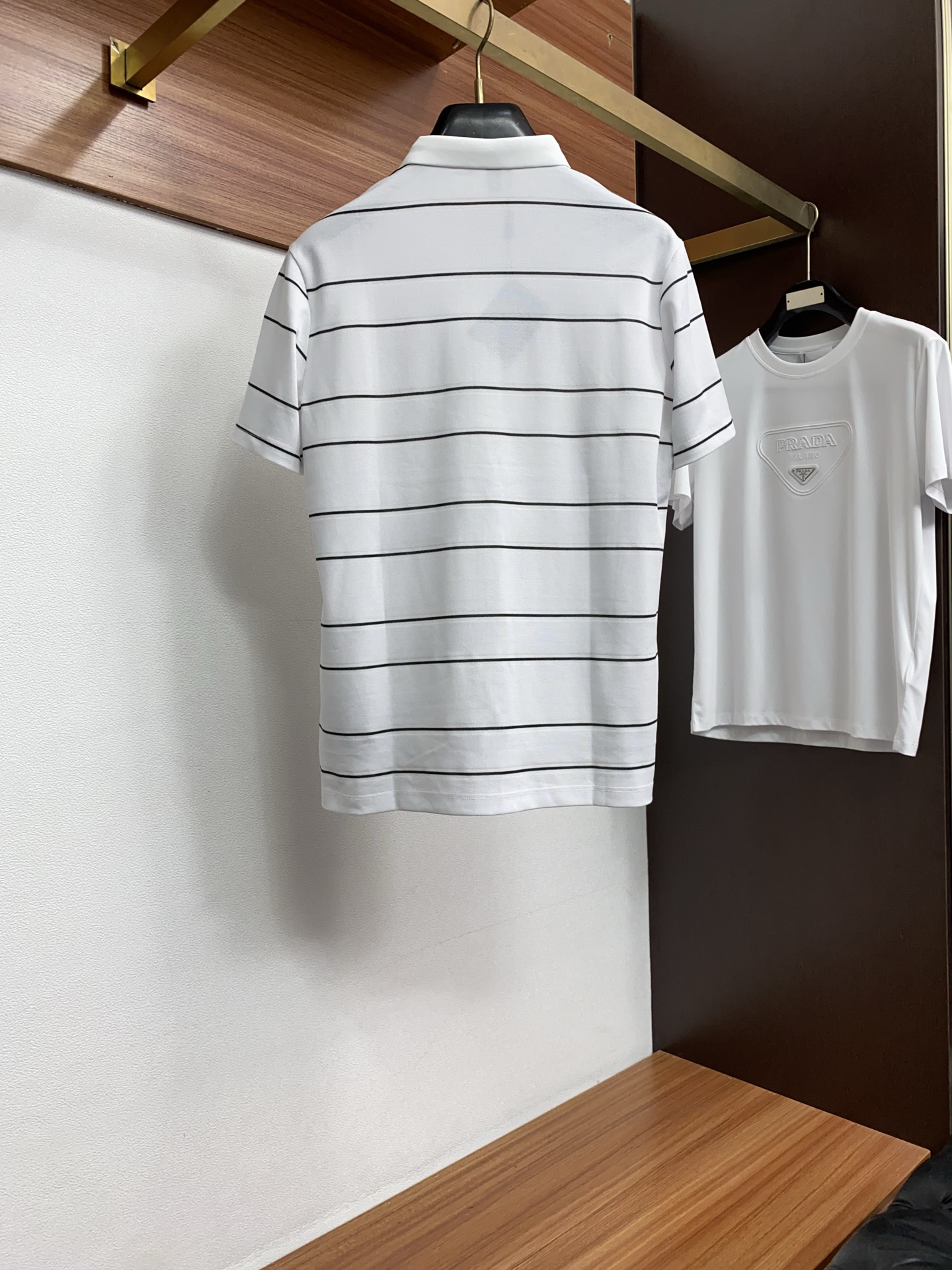 普拉达 26春夏 条纹Polo，解锁夏日绅士格调✨细腻亲肤面料，撞色渐变设计层次拉满，胸口精致刺绣点缀细