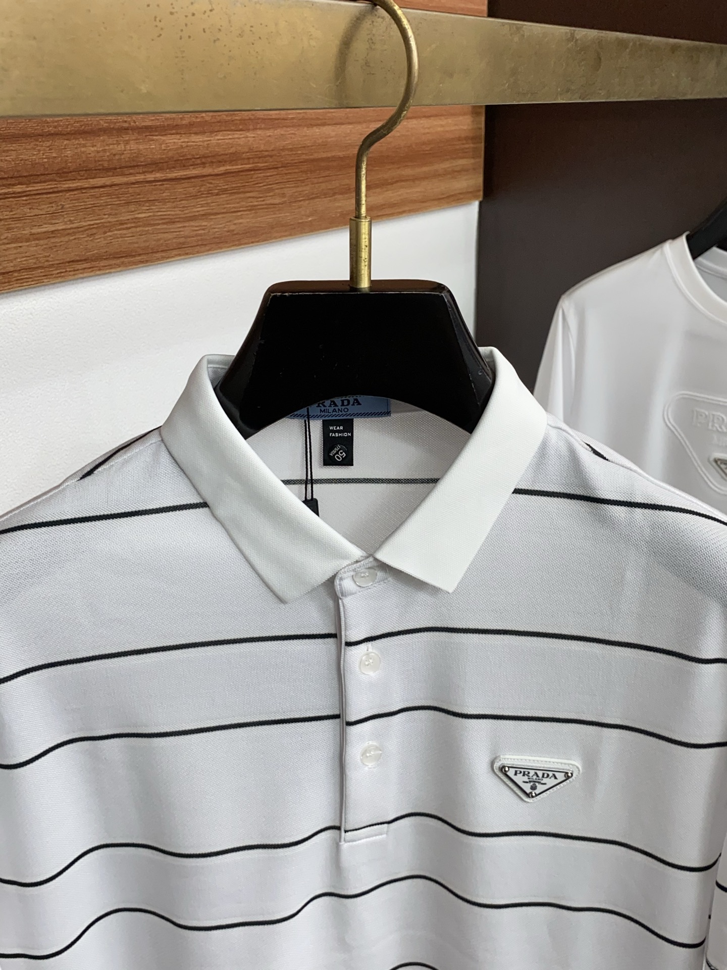 普拉达 26春夏 条纹Polo，解锁夏日绅士格调✨细腻亲肤面料，撞色渐变设计层次拉满，胸口精致刺绣点缀细