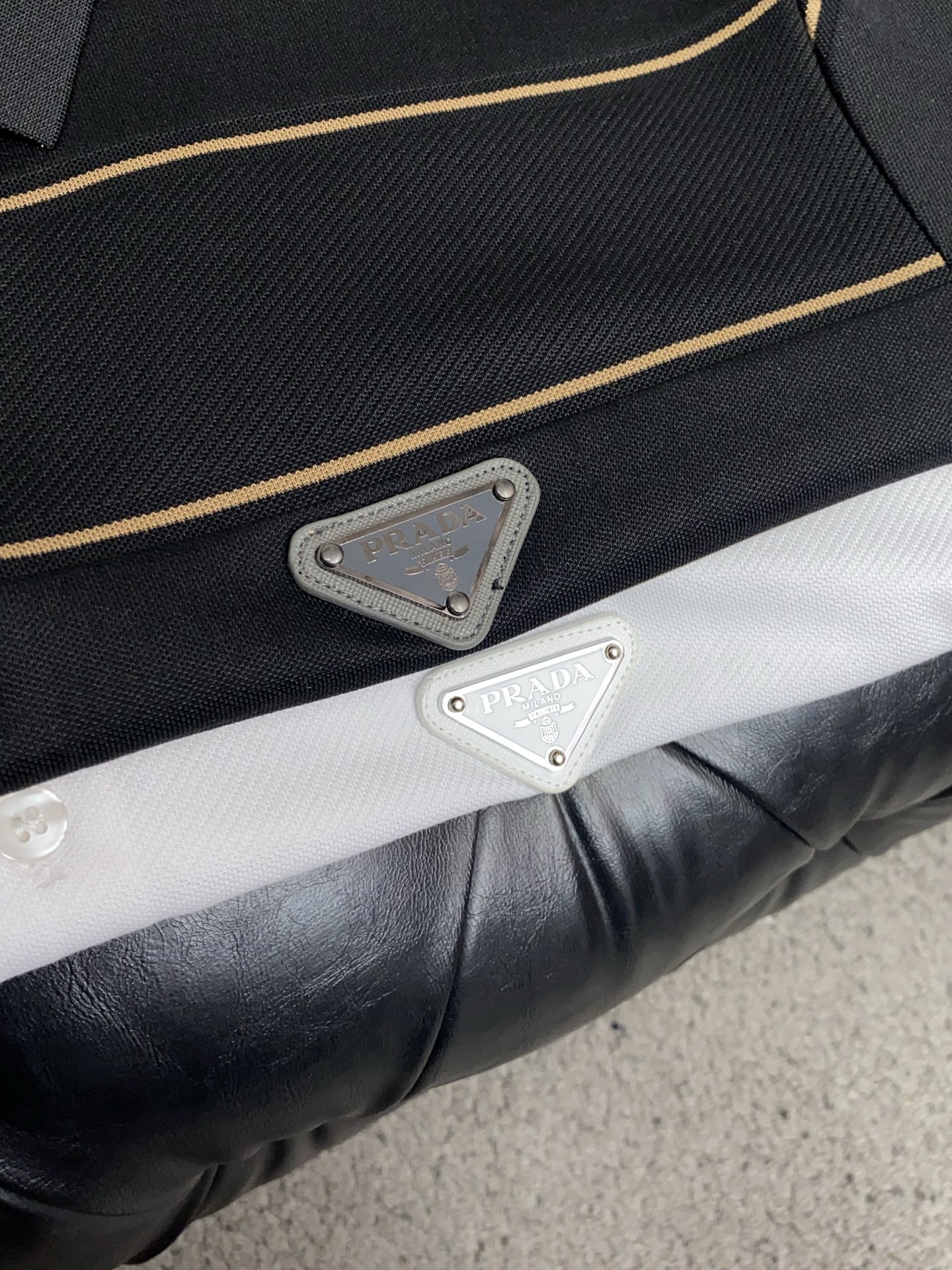 普拉达 26春夏 条纹Polo，解锁夏日绅士格调✨细腻亲肤面料，撞色渐变设计层次拉满，胸口精致刺绣点缀细