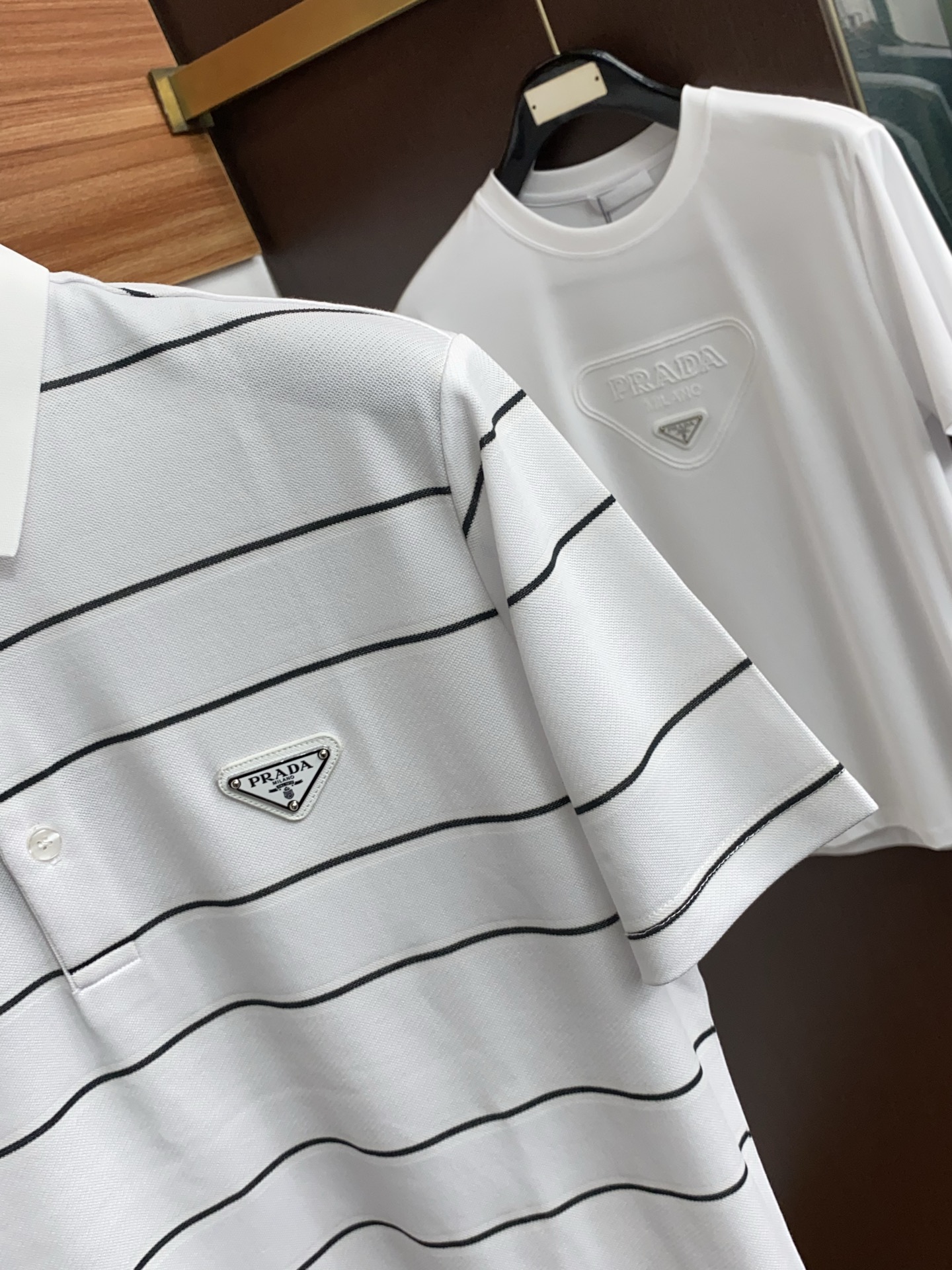 普拉达 26春夏 条纹Polo，解锁夏日绅士格调✨细腻亲肤面料，撞色渐变设计层次拉满，胸口精致刺绣点缀细