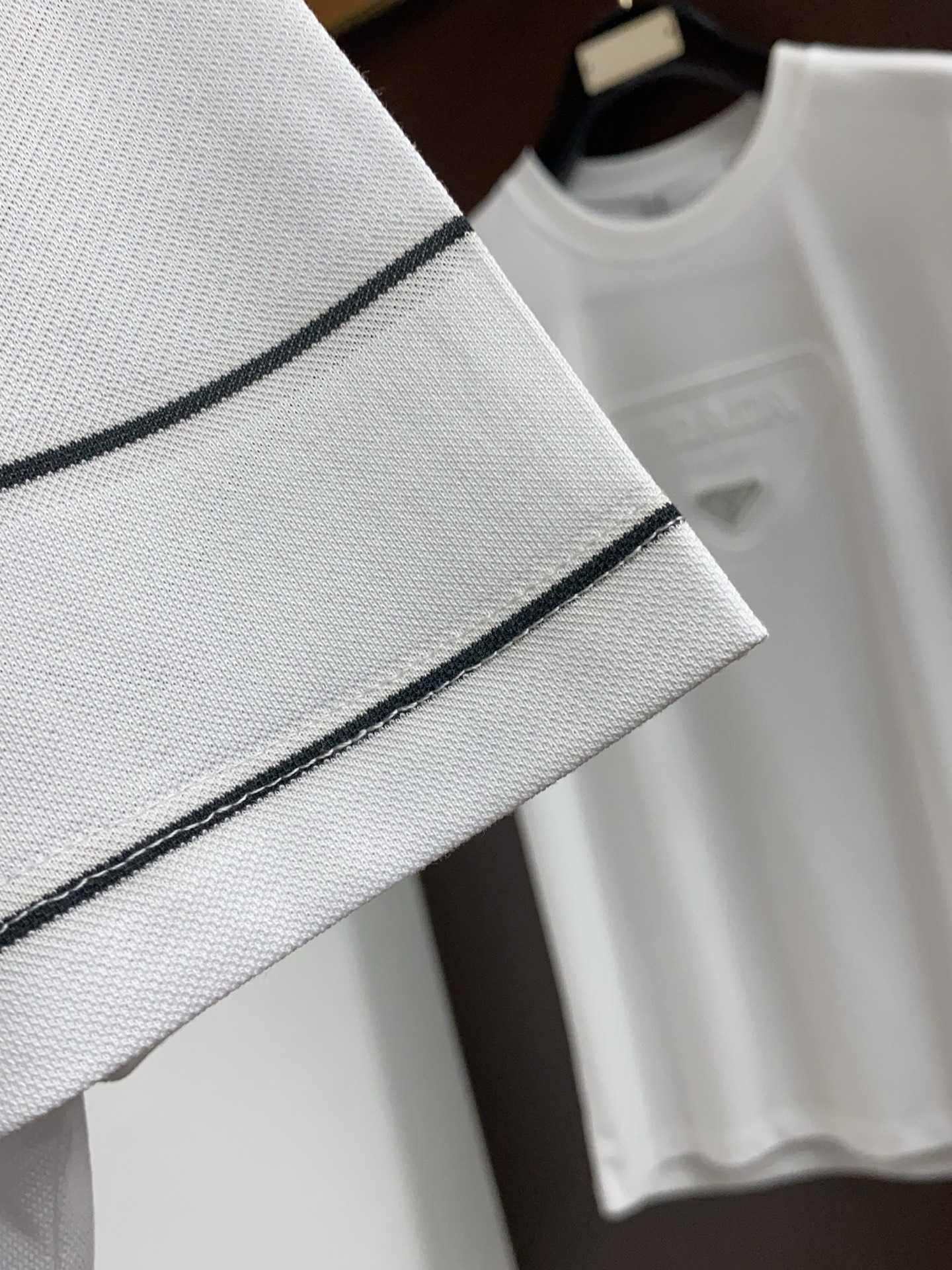 普拉达 26春夏 条纹Polo，解锁夏日绅士格调✨细腻亲肤面料，撞色渐变设计层次拉满，胸口精致刺绣点缀细