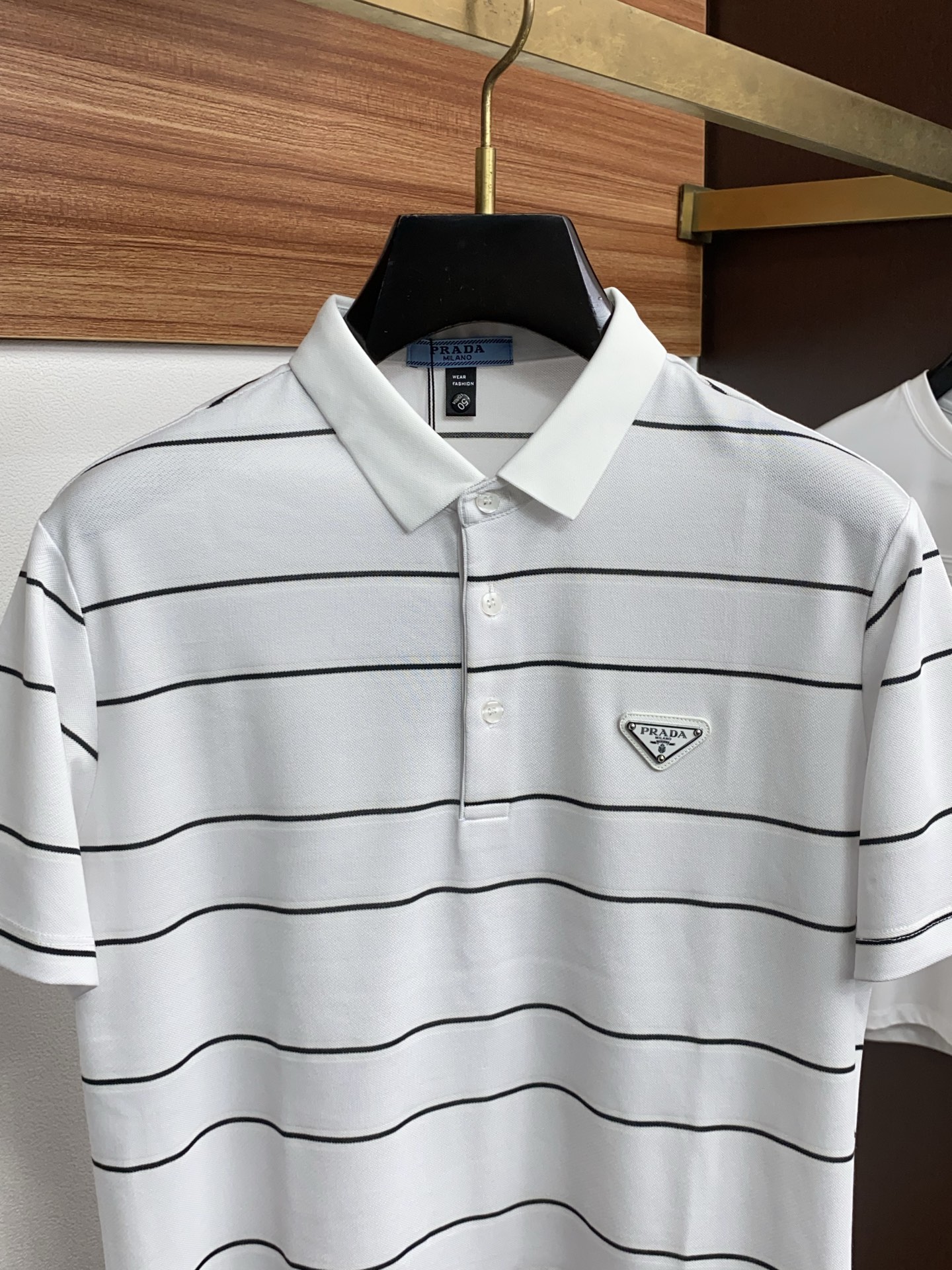 普拉达 26春夏 条纹Polo，解锁夏日绅士格调✨细腻亲肤面料，撞色渐变设计层次拉满，胸口精致刺绣点缀细