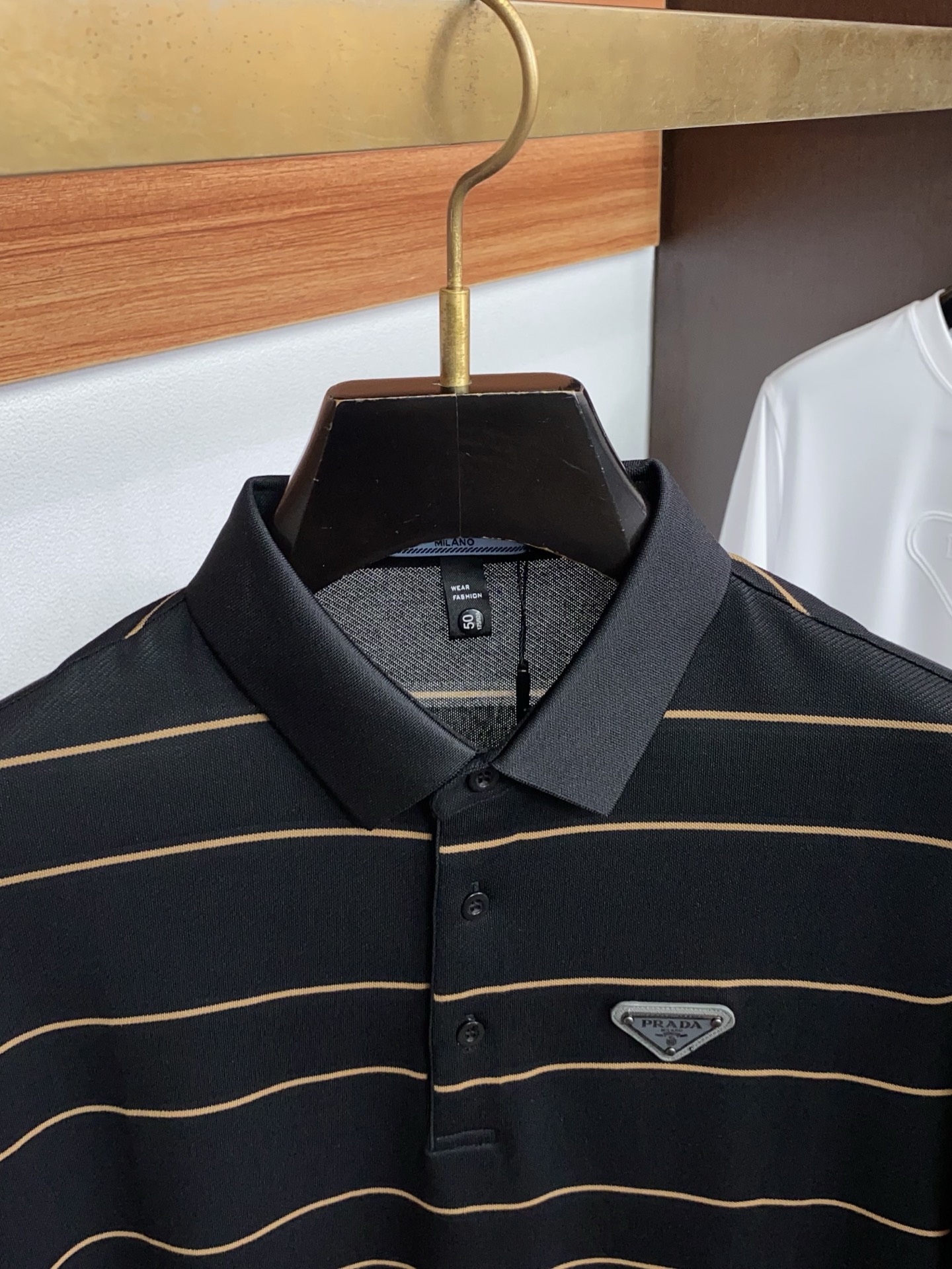 普拉达 26春夏 条纹Polo，解锁夏日绅士格调✨细腻亲肤面料，撞色渐变设计层次拉满，胸口精致刺绣点缀细