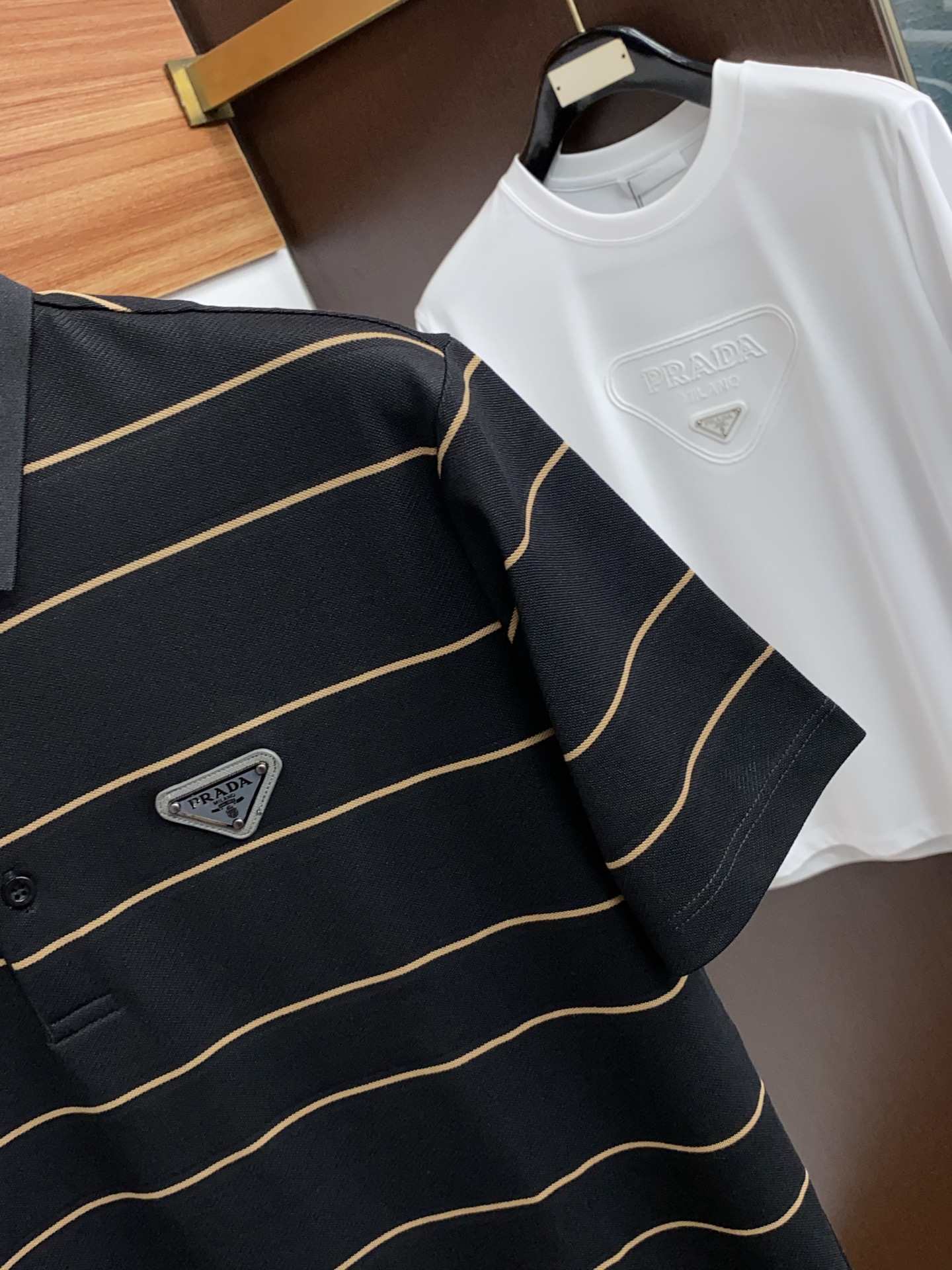 普拉达 26春夏 条纹Polo，解锁夏日绅士格调✨细腻亲肤面料，撞色渐变设计层次拉满，胸口精致刺绣点缀细