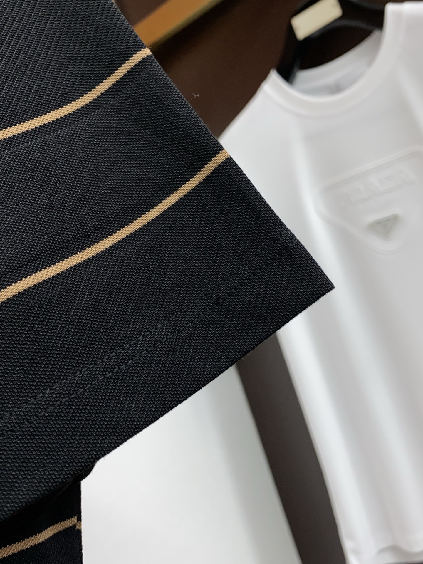 普拉达 26春夏 条纹Polo，解锁夏日绅士格调✨细腻亲肤面料，撞色渐变设计层次拉满，胸口精致刺绣点缀细