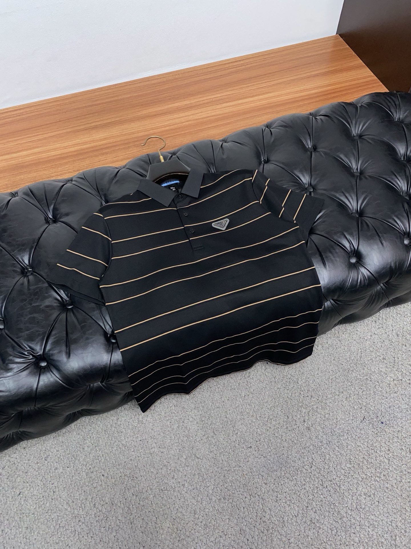 普拉达 26春夏 条纹Polo，解锁夏日绅士格调✨细腻亲肤面料，撞色渐变设计层次拉满，胸口精致刺绣点缀细