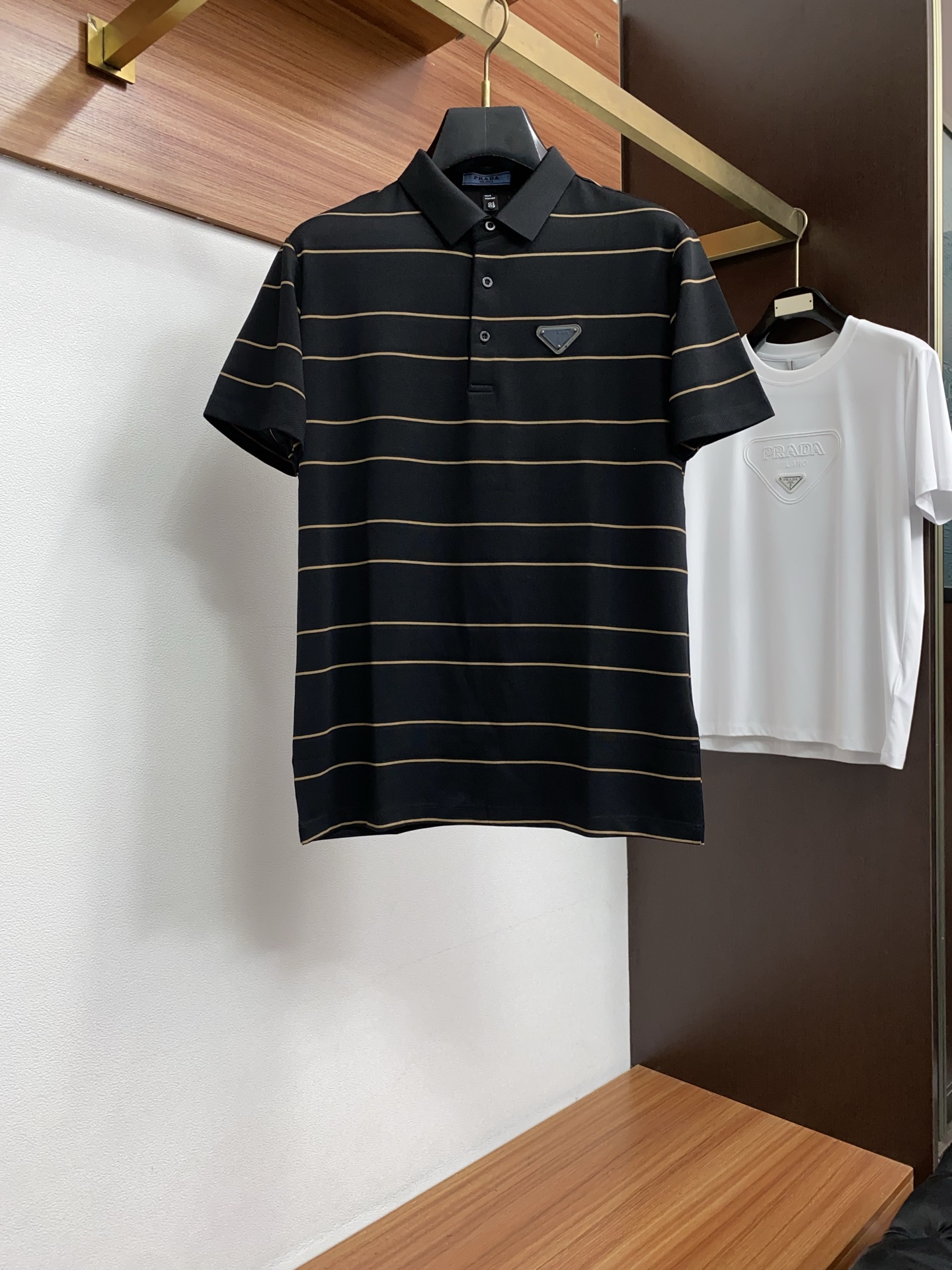 普拉达 26春夏 条纹Polo，解锁夏日绅士格调✨细腻亲肤面料，撞色渐变设计层次拉满，胸口精致刺绣点缀细