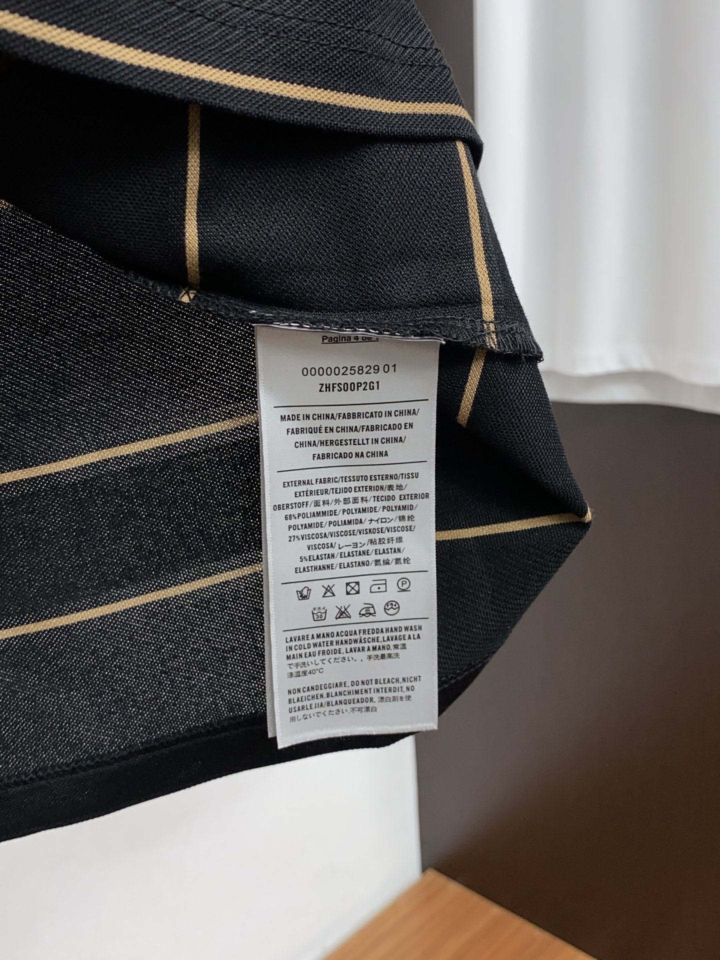 普拉达 26春夏 条纹Polo，解锁夏日绅士格调✨细腻亲肤面料，撞色渐变设计层次拉满，胸口精致刺绣点缀细