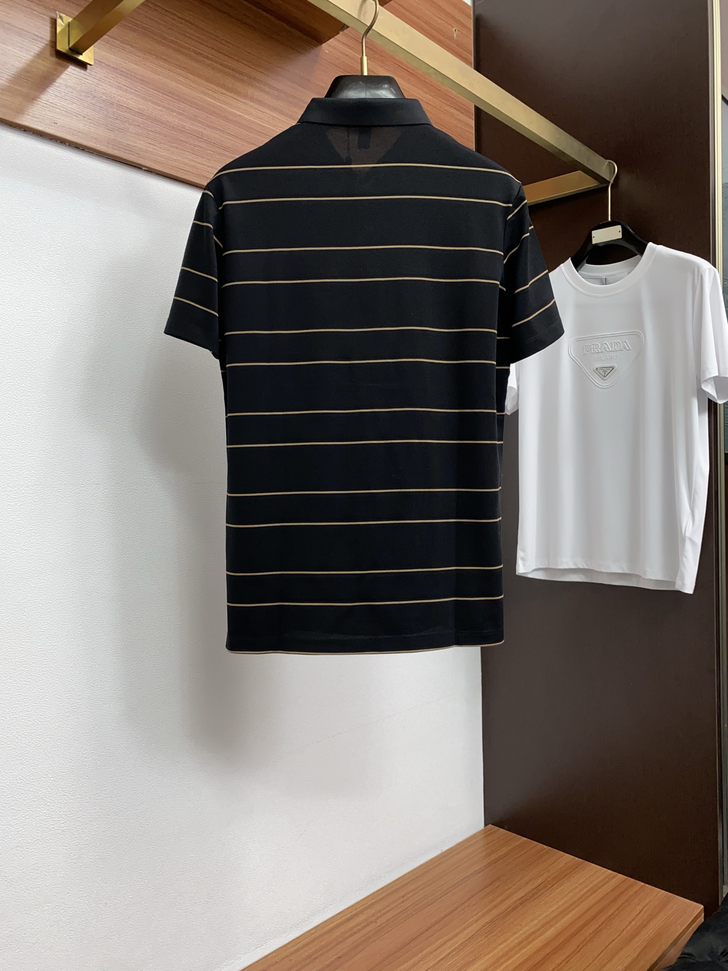 普拉达 26春夏 条纹Polo，解锁夏日绅士格调✨细腻亲肤面料，撞色渐变设计层次拉满，胸口精致刺绣点缀细