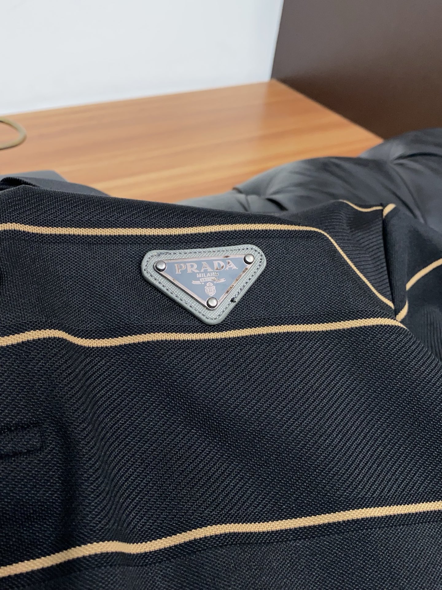 普拉达 26春夏 条纹Polo，解锁夏日绅士格调✨细腻亲肤面料，撞色渐变设计层次拉满，胸口精致刺绣点缀细
