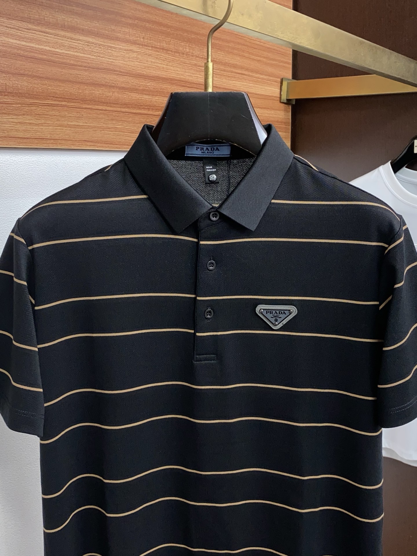 普拉达 26春夏 条纹Polo，解锁夏日绅士格调✨细腻亲肤面料，撞色渐变设计层次拉满，胸口精致刺绣点缀细