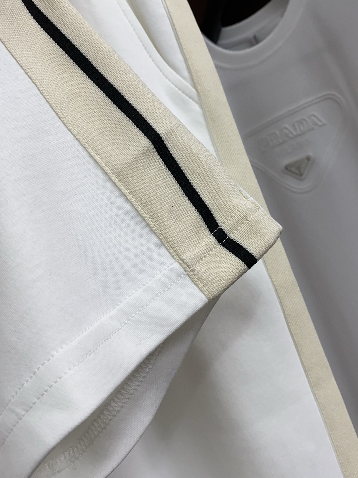 蒙口 原版臻品系列以夏日休闲套装奢牌级面料重构日常舒适，普拉达男士套装，将顶级工艺与高级质感完美融合！✨