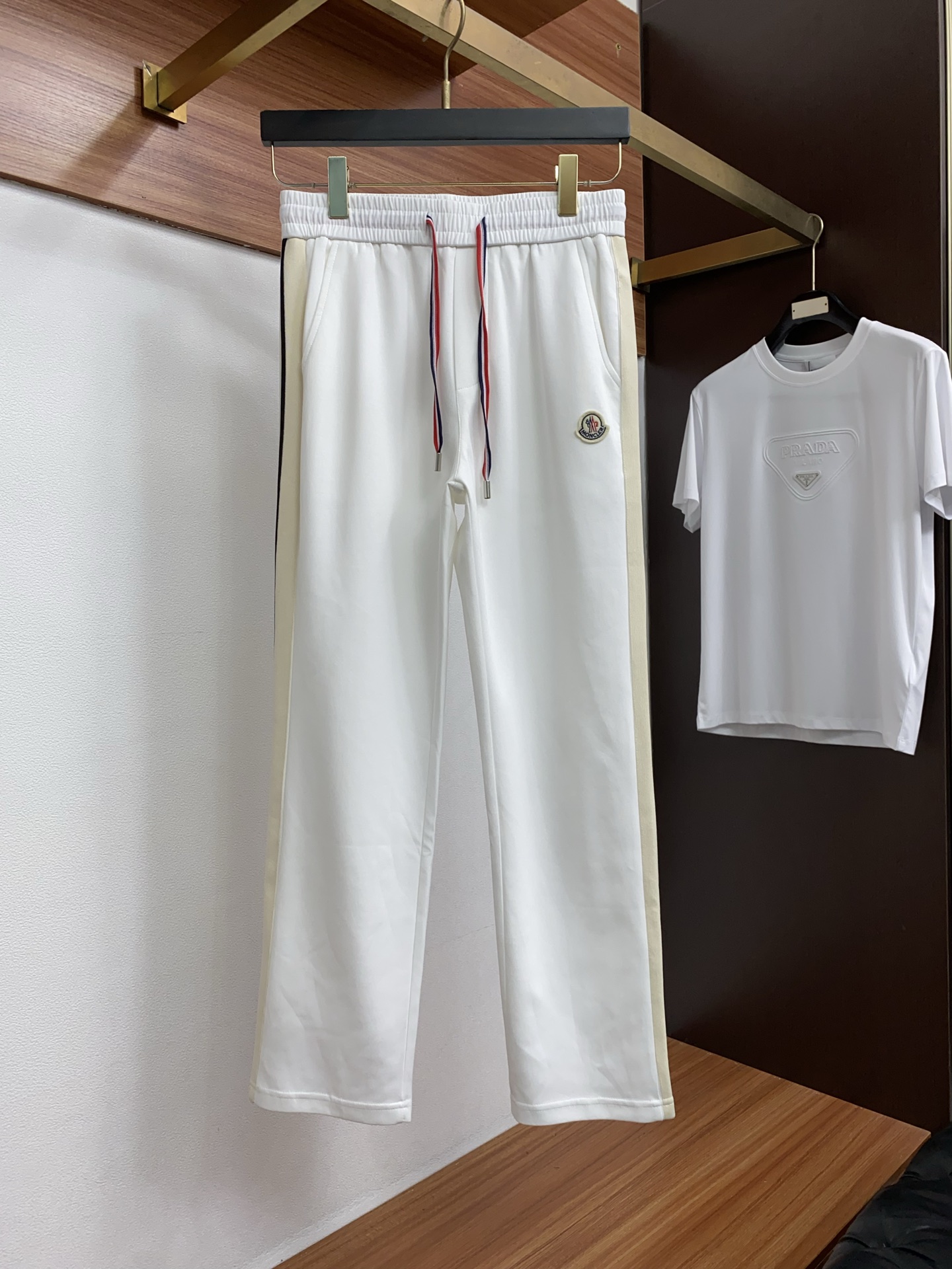 蒙口 原版臻品系列以夏日休闲套装奢牌级面料重构日常舒适，普拉达男士套装，将顶级工艺与高级质感完美融合！✨