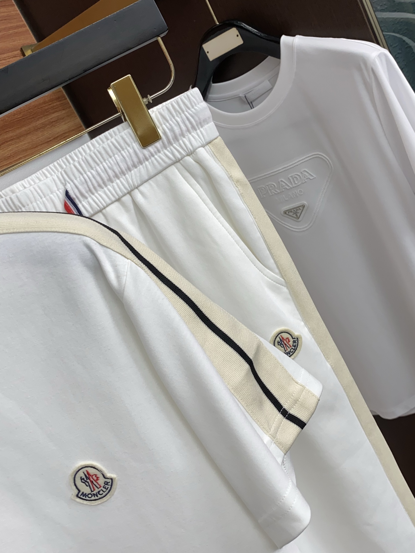 蒙口 原版臻品系列以夏日休闲套装奢牌级面料重构日常舒适，普拉达男士套装，将顶级工艺与高级质感完美融合！✨