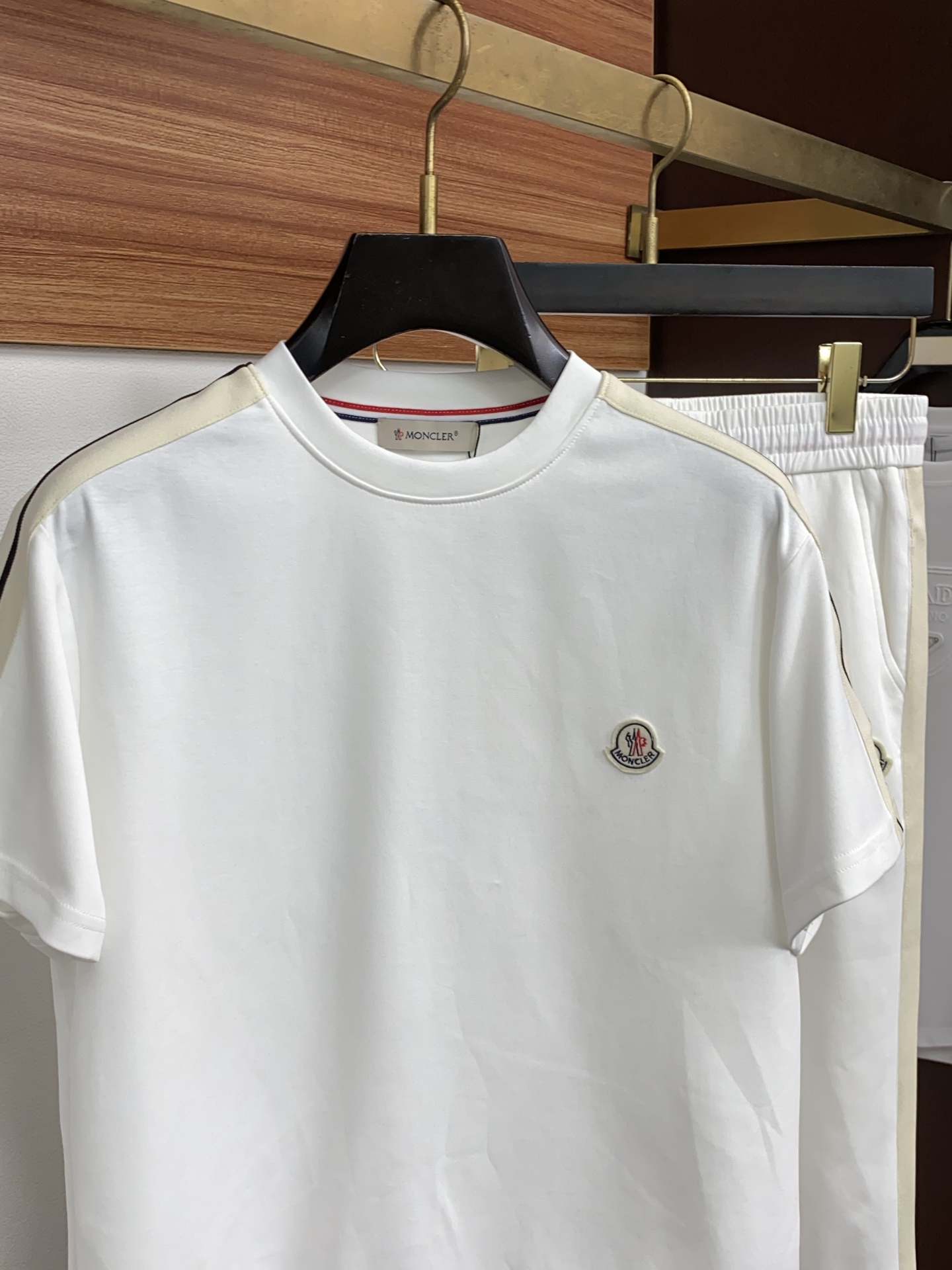 蒙口 原版臻品系列以夏日休闲套装奢牌级面料重构日常舒适，普拉达男士套装，将顶级工艺与高级质感完美融合！✨