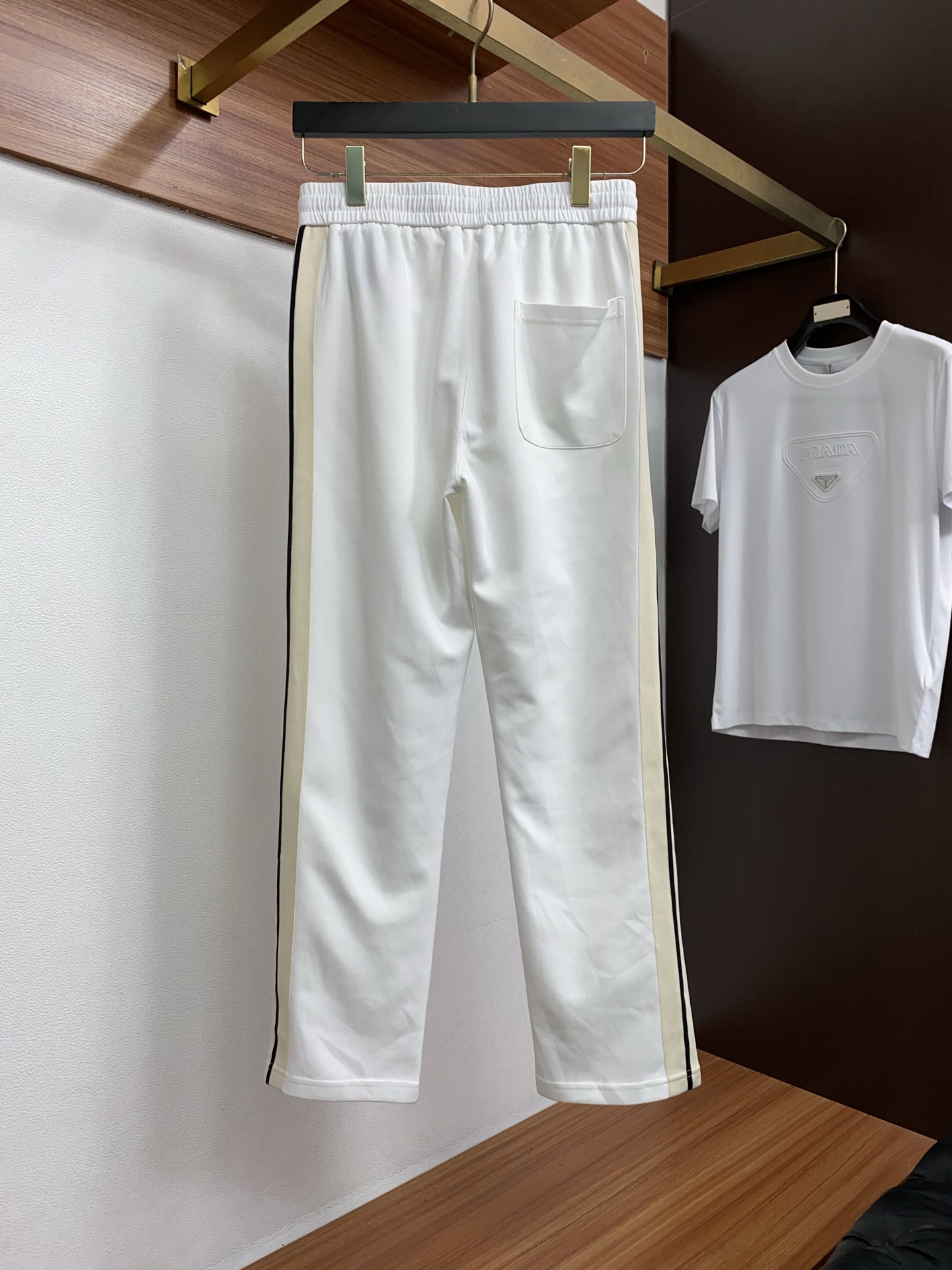 蒙口 原版臻品系列以夏日休闲套装奢牌级面料重构日常舒适，普拉达男士套装，将顶级工艺与高级质感完美融合！✨