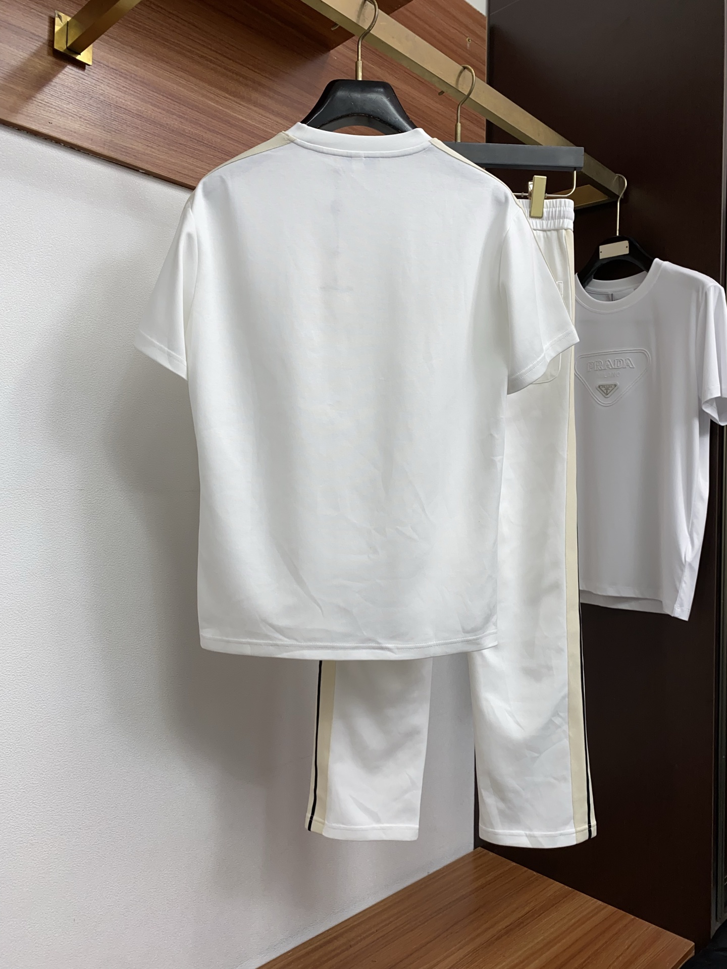 蒙口 原版臻品系列以夏日休闲套装奢牌级面料重构日常舒适，普拉达男士套装，将顶级工艺与高级质感完美融合！✨