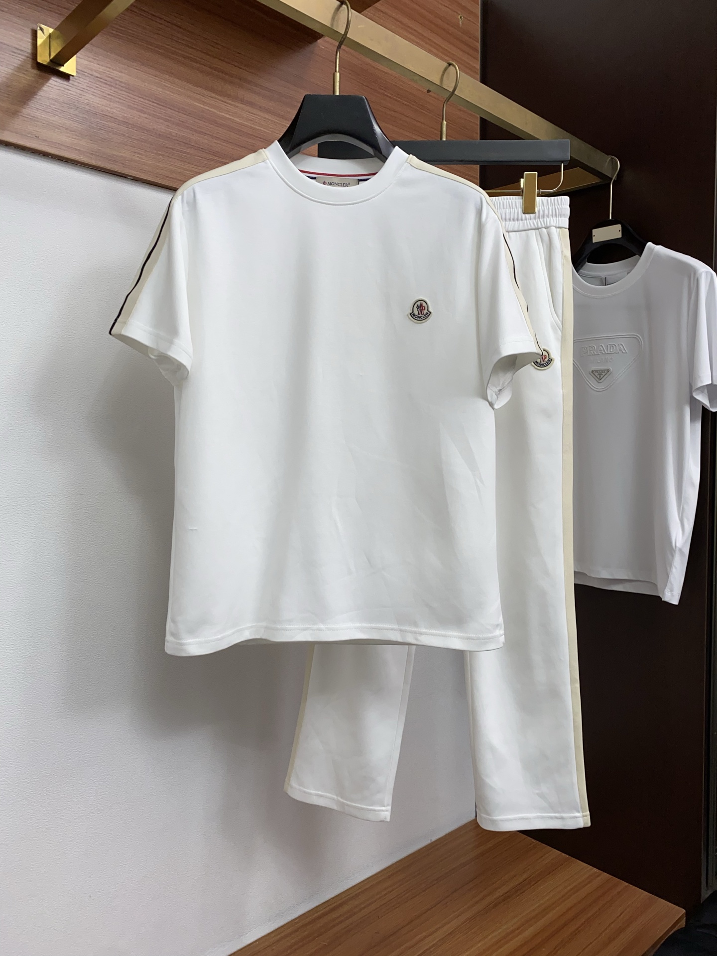 蒙口 原版臻品系列以夏日休闲套装奢牌级面料重构日常舒适，普拉达男士套装，将顶级工艺与高级质感完美融合！✨