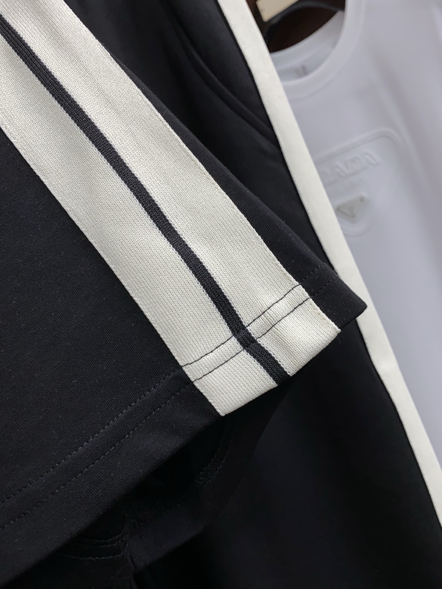 蒙口 原版臻品系列以夏日休闲套装奢牌级面料重构日常舒适，普拉达男士套装，将顶级工艺与高级质感完美融合！✨